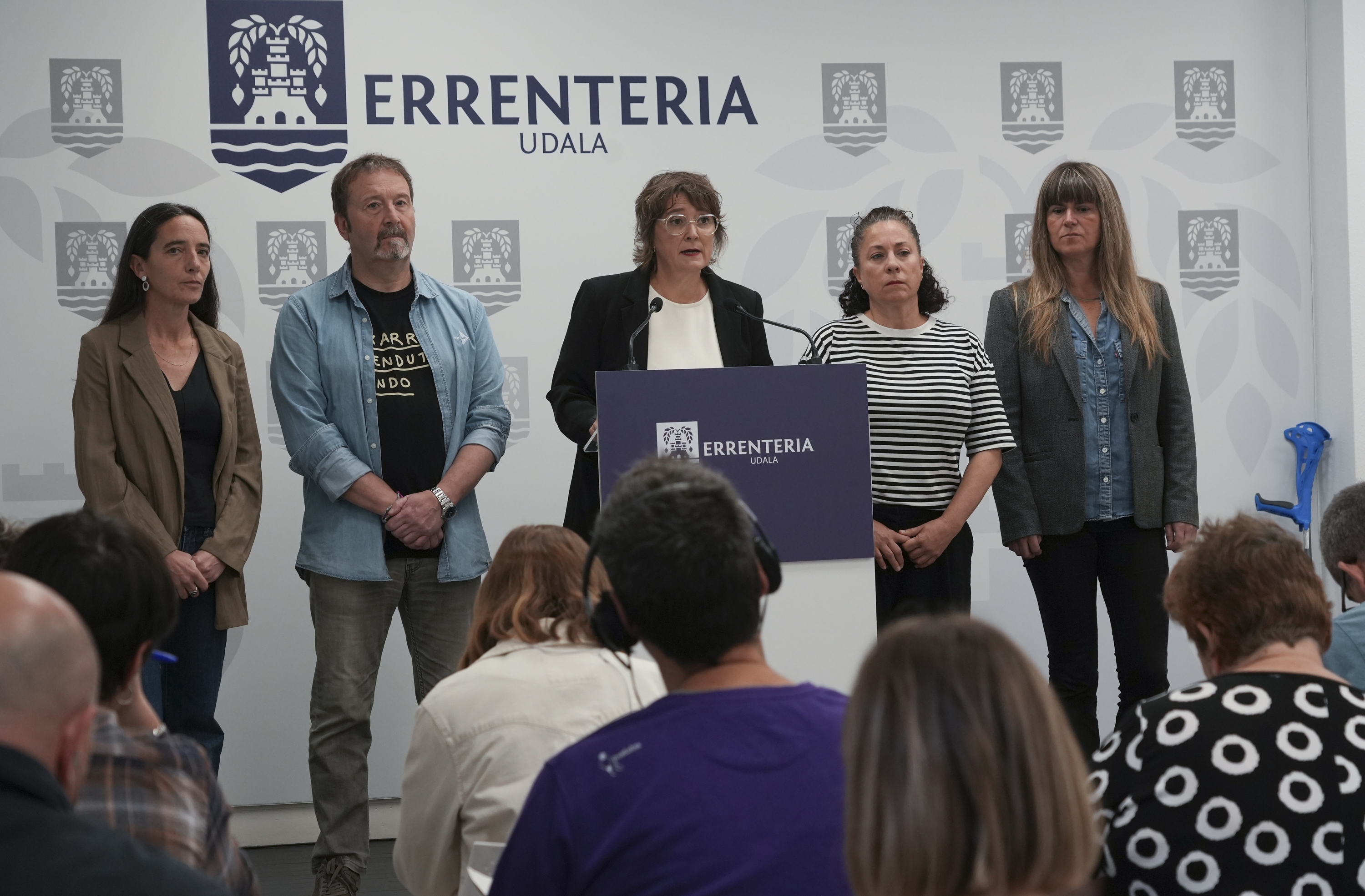 Errenteriako alkate Aizpea Otaegi, zenbait zinegotzi inguruan dituela. JAGOBA MANTEROLA