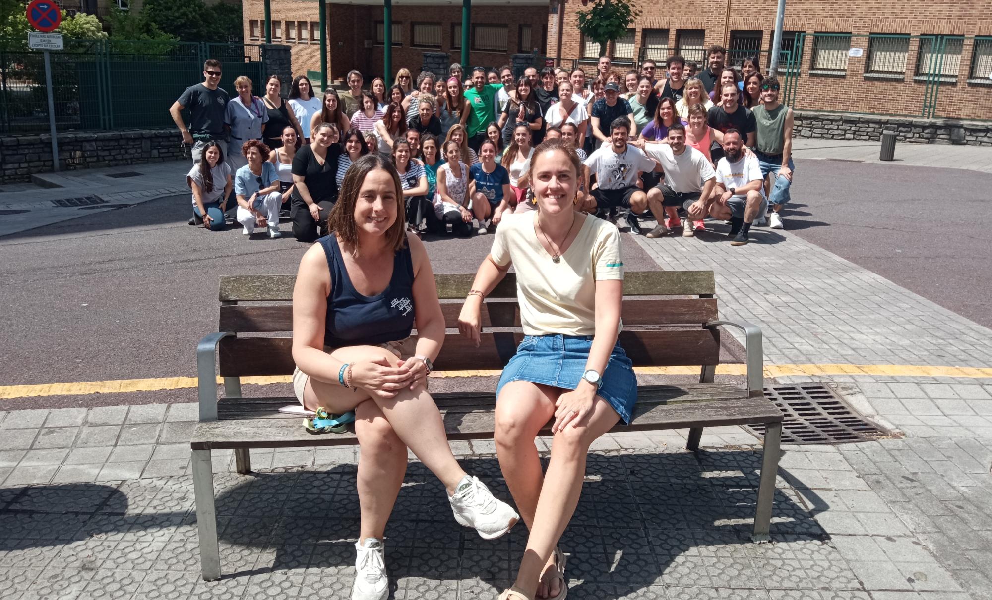 Bilboko Kirikiño ikastolako zuzendari Amaia Galindez eta lehendakari Haize Etxebeste, atzean Ibilaldia antolatzen parte hartu duten boluntarioetako batzuk dituztela. AMAIA IGARTUA ARISTONDO