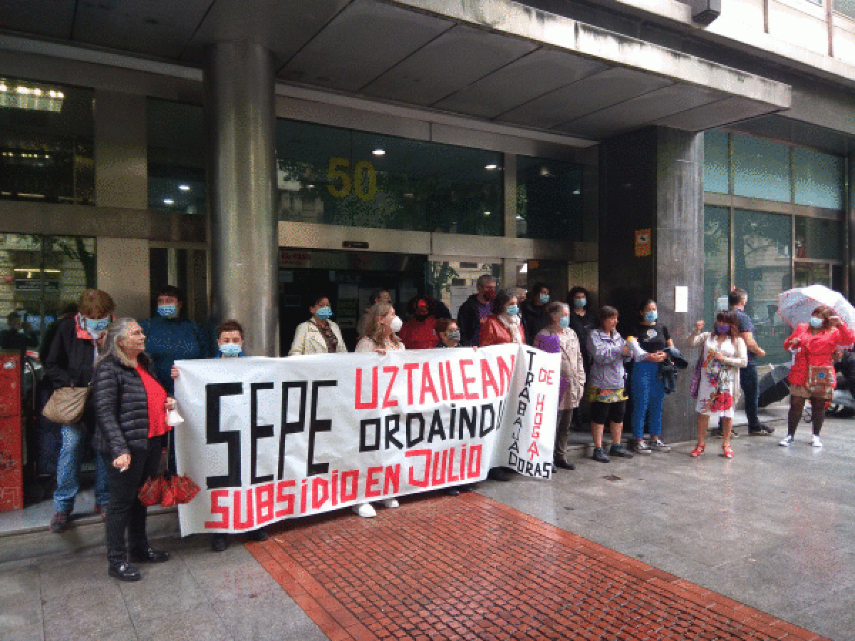 Exeko langileen aldeko elkarteek Bilbon egin duten protesta. IMANOL MAGRO EIZMENDI