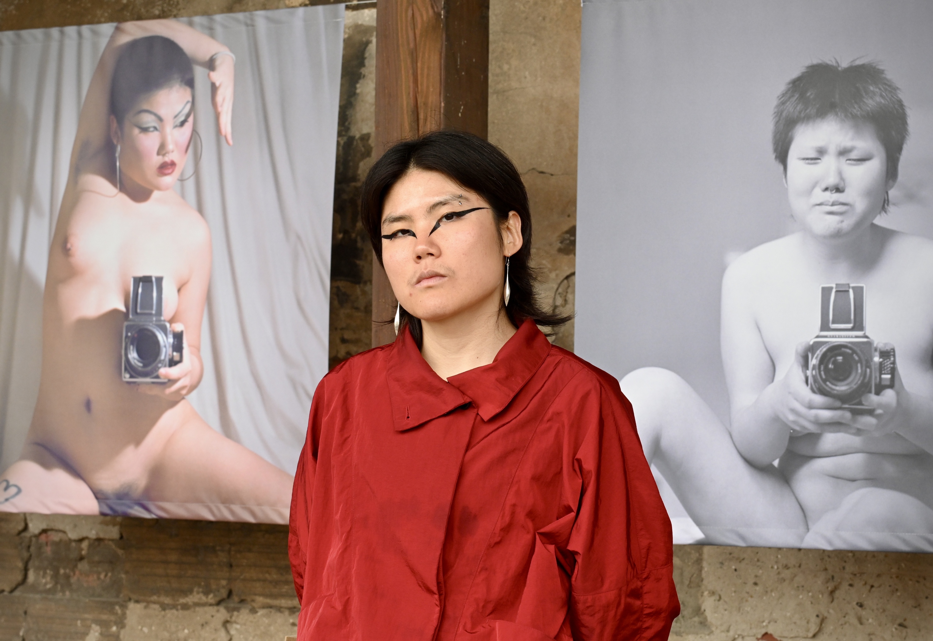 Yunping Li artista, Getxophoto jaialdiak Begoñako puntako galerietan antolatu duen erakusketako irudiekin. MIKEL MARTINEZ DE TRESPUENTES / FOKU