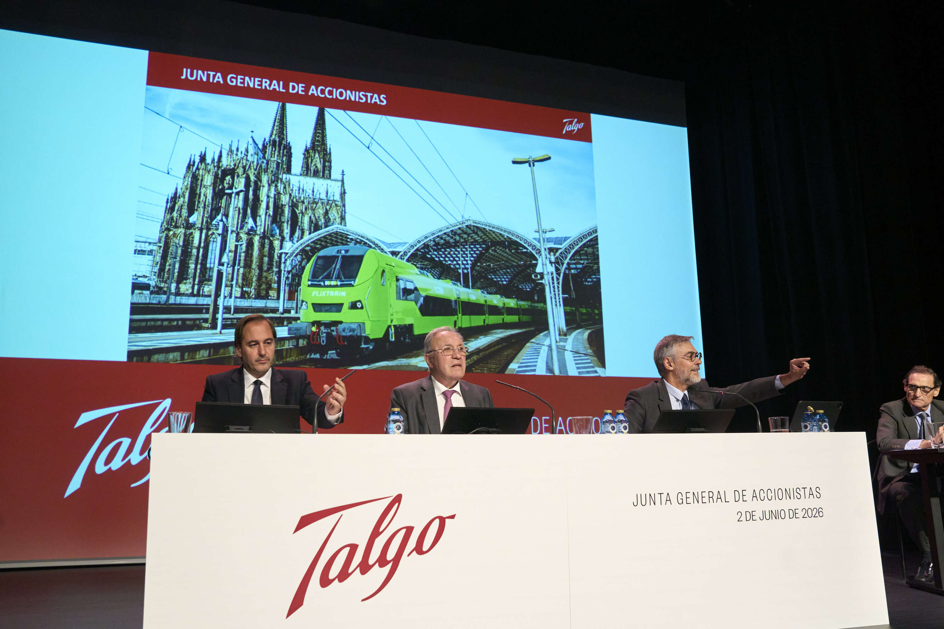 Talgoren akziodunen batzarra, Gasteizen, gaur. Erdian, Jose Antonio Jainaga presidentea. L. RICO / EFE