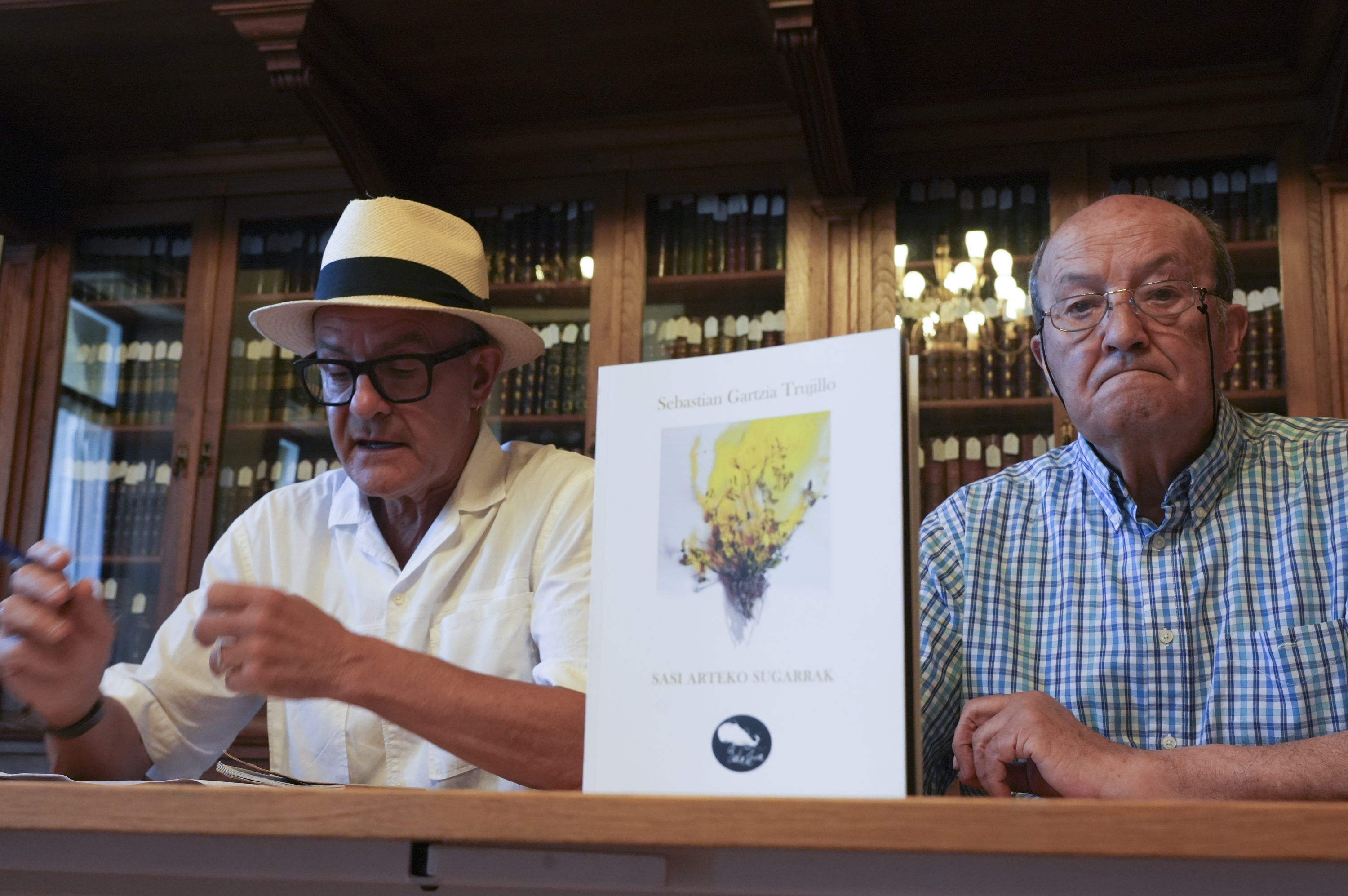 Juan Ramon Makuso Balea Zuriko editorea —ezkerrean—, eta Sebastian Gartzia Trujillo, liburuaren aurkezpenean. JAGOBA MANTEROLA / FOKU