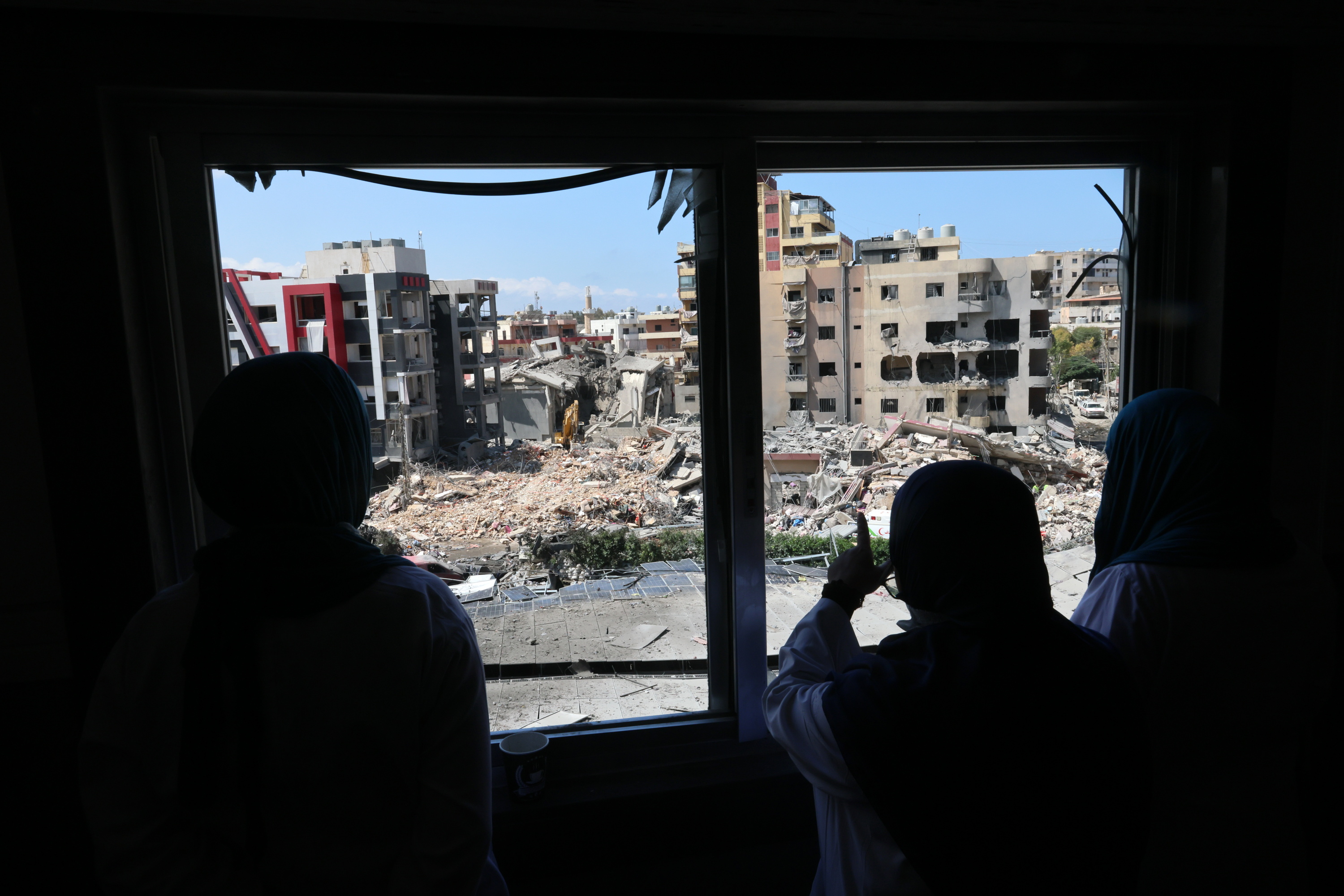 Israelgo armdaren erasoek suntsitutako hainbat eraikin, gaur, Tiro hirian. WAEL HAMZEH / EFE