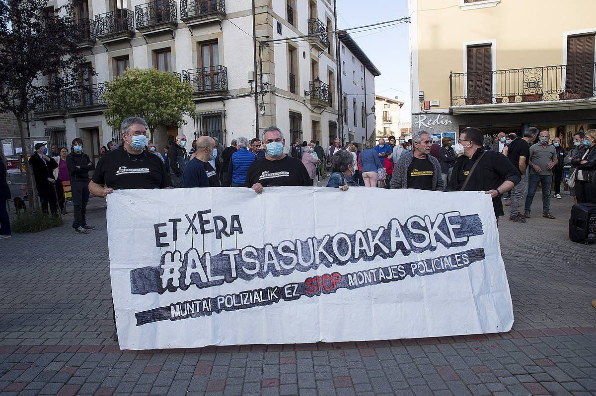 Gazteen alde Altsasun arratsaldean egin duten elkarretaratzea. IñIGO URIZ / FOKU