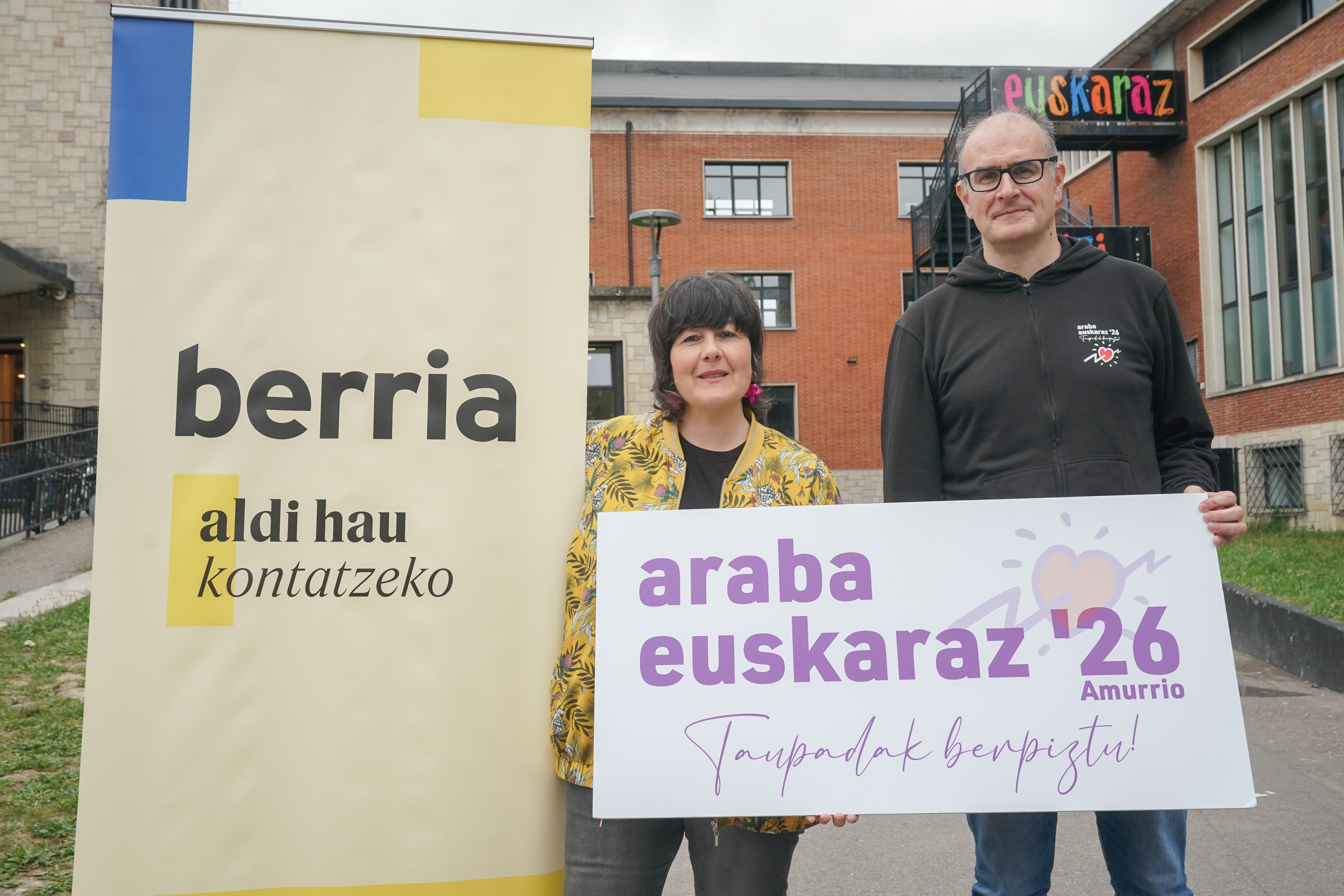 BERRIAko eta Araba Euskaraz jaiko ordezkariak akordioa sinatzen, gaur goizean, Gasteizen. ENDIKA PORTILLO / FOKU