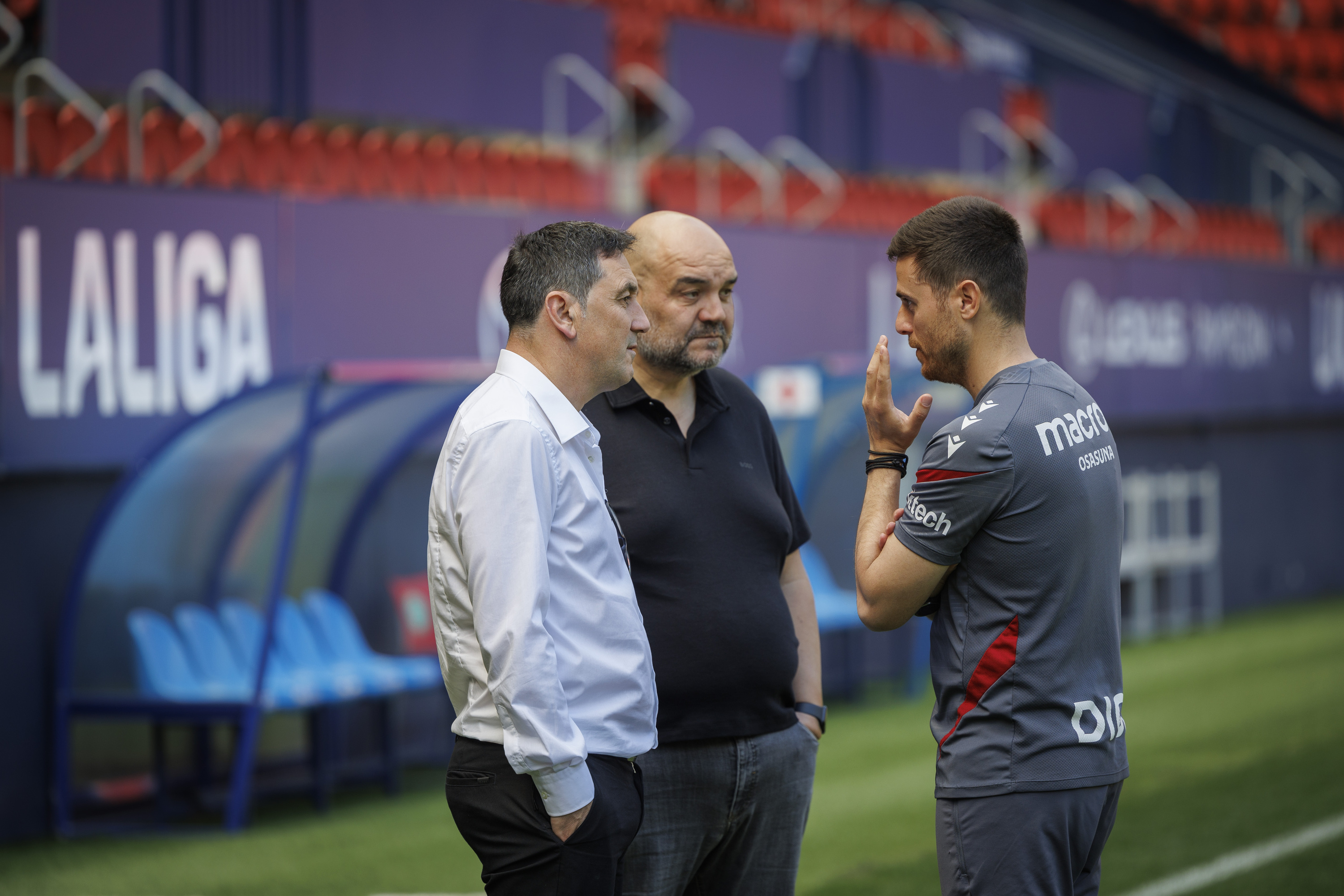 Braulio Vazquez, Jose Antonio Prieto 'Cata' eta Alessio Lisci hizketan, Sadarren.  VILLAR LOPEZ / EFE