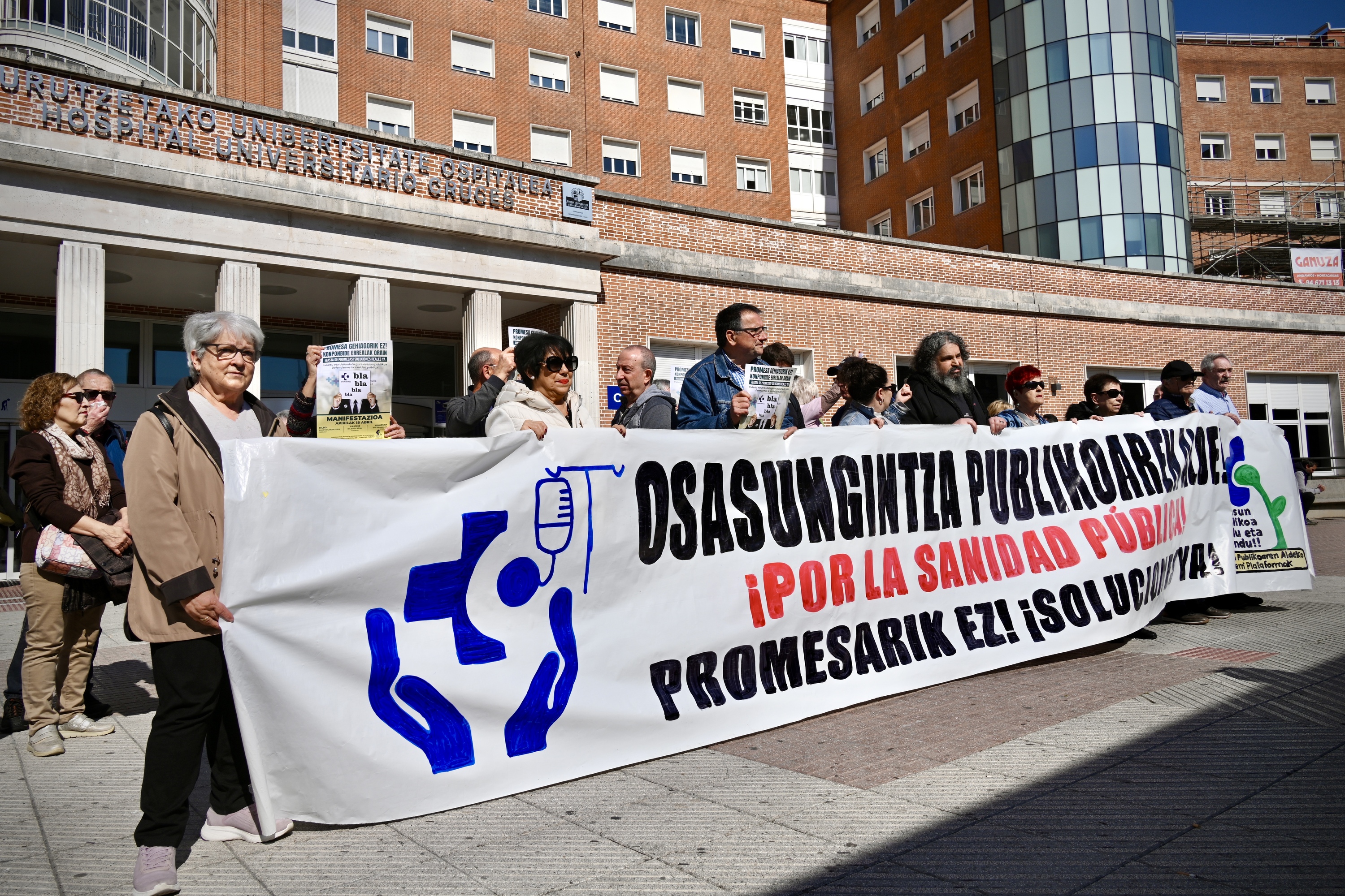 Osasun publikoaren aldeko manifestazio bat Gurutzetako ospitalearen aurrean, martxoan. MIKEL MARTINEZ DE TRESPUENTES / EFE