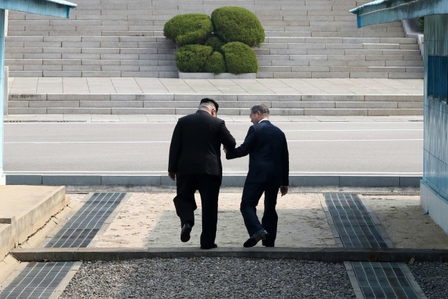 Kim Jong-un Ipar Koreako lider gorena eta Moon Jae-in Hego Koreako presidente zena bi Koreen arteko muga zeharkatzen, 2018an. EFE Kim Jong-un Ipar Koreako lider gorena eta Moon Jae-in Hego Koreako presidente zena bi Koreen arteko muga zeharkatzen, 2018an. EFE