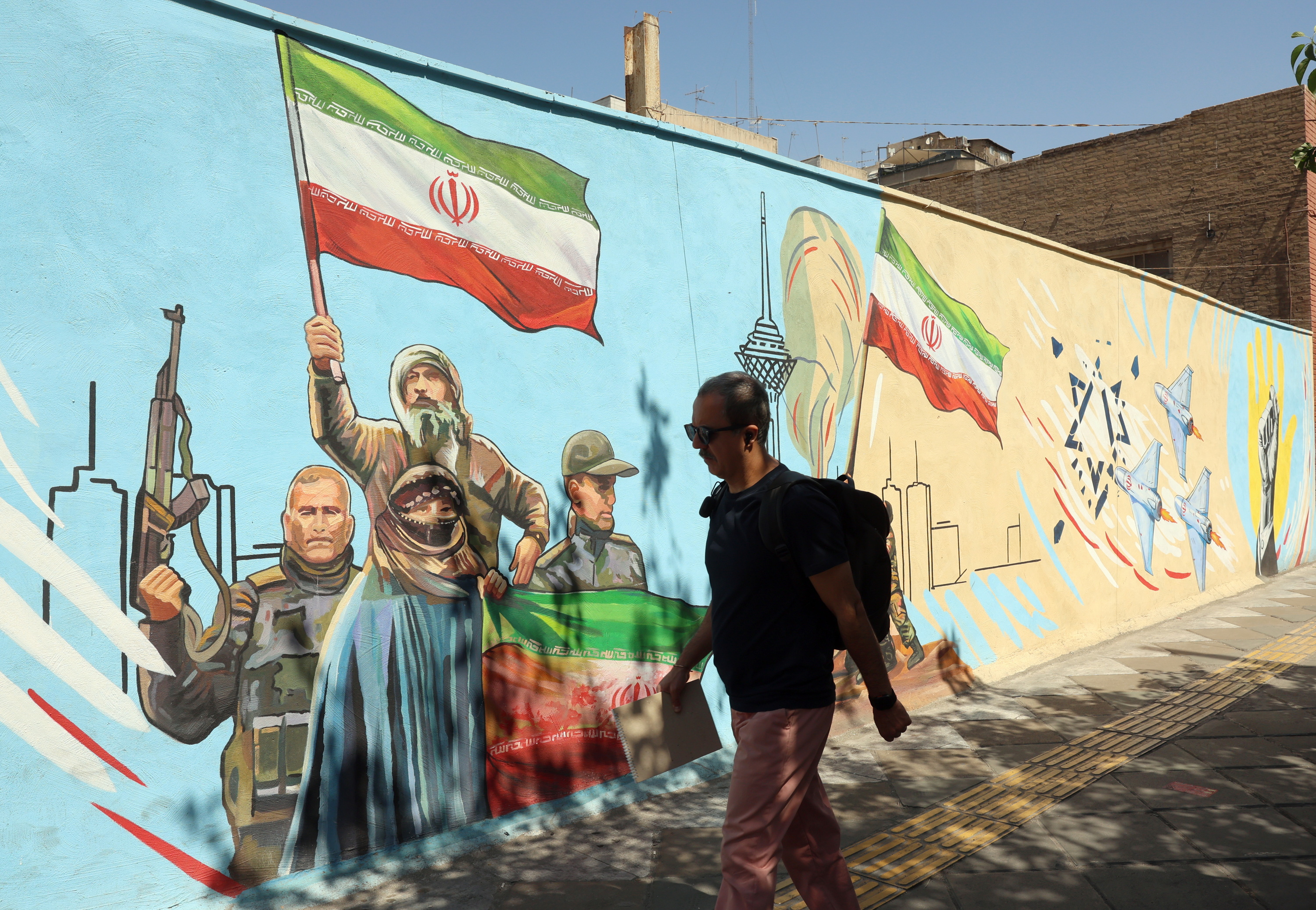 AEBen eta Israelen erasoaldiaren kontrako horma irudi bat gaur, Teheranen. ABEDIN TAHERKENAREH / EFE