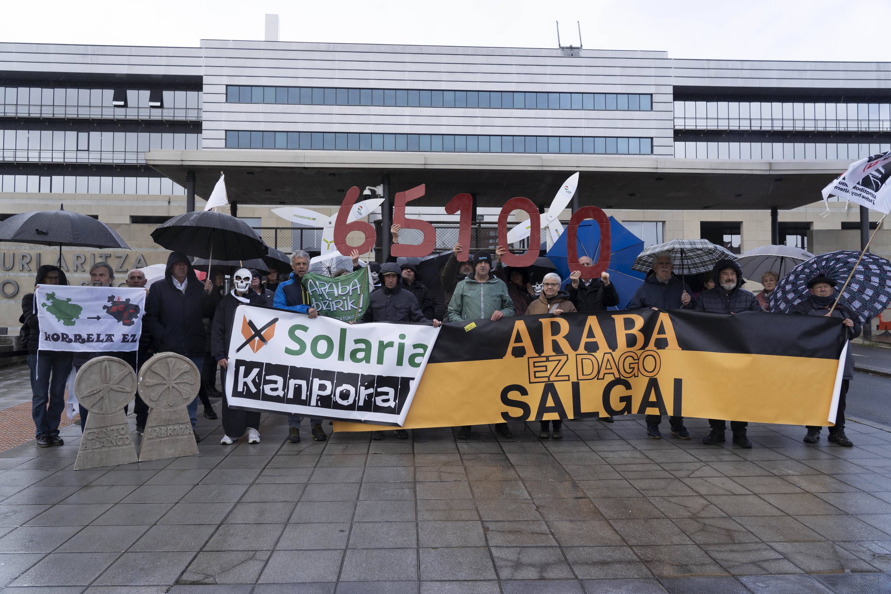 Solaria enpresaren proiektuen kontrako elkarretaratzea, martxoan, Eusko Jaurlaritzaren Gasteizko egoitzaren aitzinean. RAUL BOGAJO / FOKU