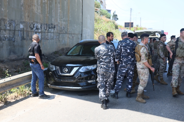 Libanoko soldaduak gaur, Israelgo drone batek ibilgailu bat jo duen gunetik hurbil, Beirut hegoaldean. WAEL HAMZEH / EFE