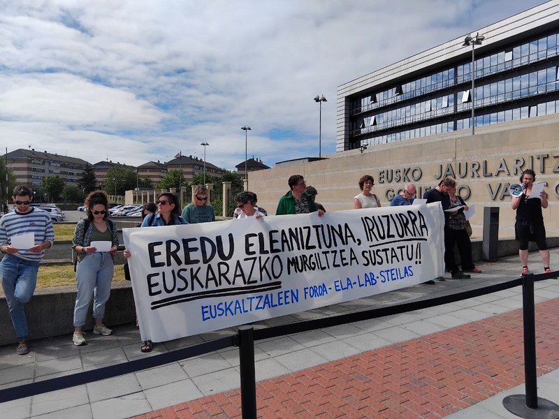 Euskaltzaleen foroak deitutako protesta, gaur goizean, Gasteizen. ELA SINDIKATUAK UTZITAKOA