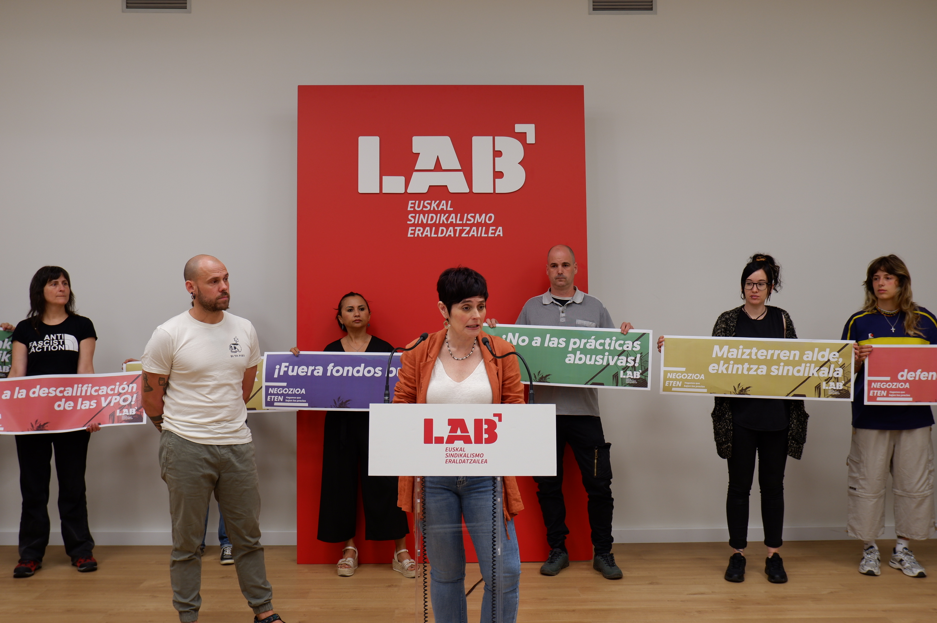 Endika Perez eta Garbiñe Aranburu, gaur, LABekin antolatuta dauden zenbait maizterrekin batera. LAB