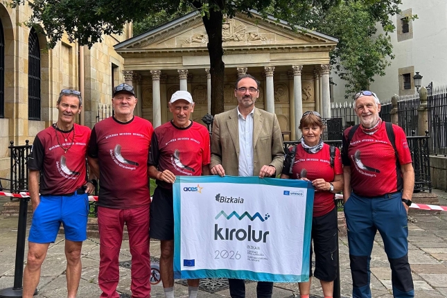 Erronka osoa betetzen dabiltzan mendizaleak, Carlos Sergio Bizkaiko Kirol zuzendariarekin, atzo, Gernika-Lumoko batzar etxean. PEDRO MARI AIZARNA Erronka osoa betetzen dabiltzan mendizaleak, Carlos Sergio Bizkaiko Kirol zuzendariarekin, atzo, Gernika-Lumoko batzar etxean. PEDRO MARI AIZARNA