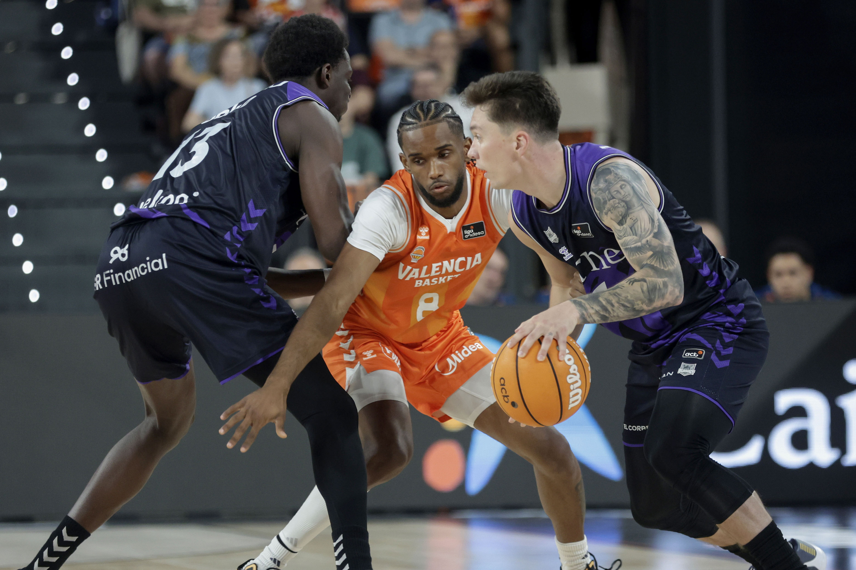 Bilbo Basketeko Jaworski baloiarekin, aurrean Valentziako Montero duela. MIGUEL ANGEL POLO / EFE
