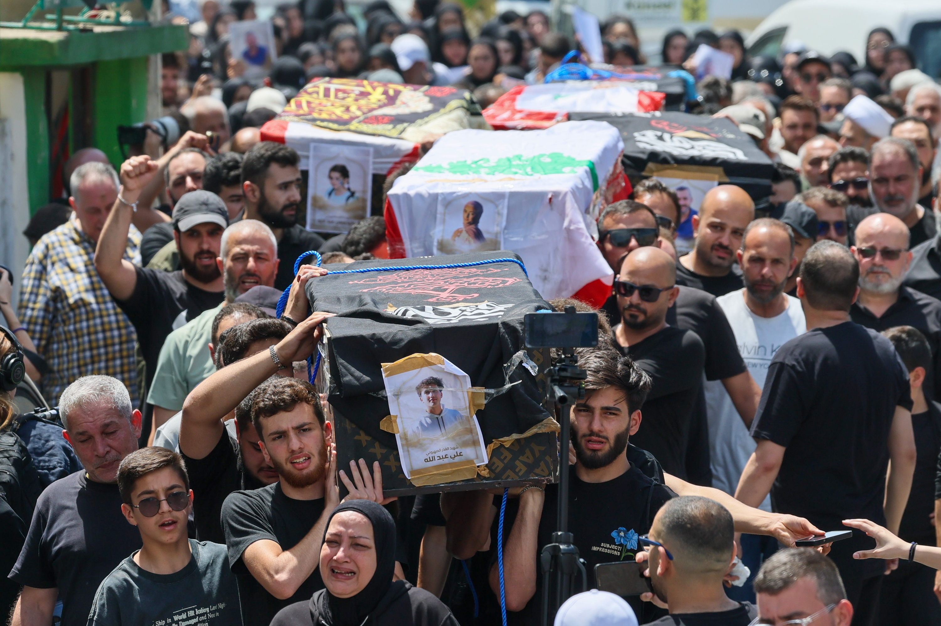 Israelek hildako familia bereko sei kideren hileta ekitaldia atzo, Wardaniyeh herrian, Libano hegoaldean. WAEL HAMZEH / EFE
