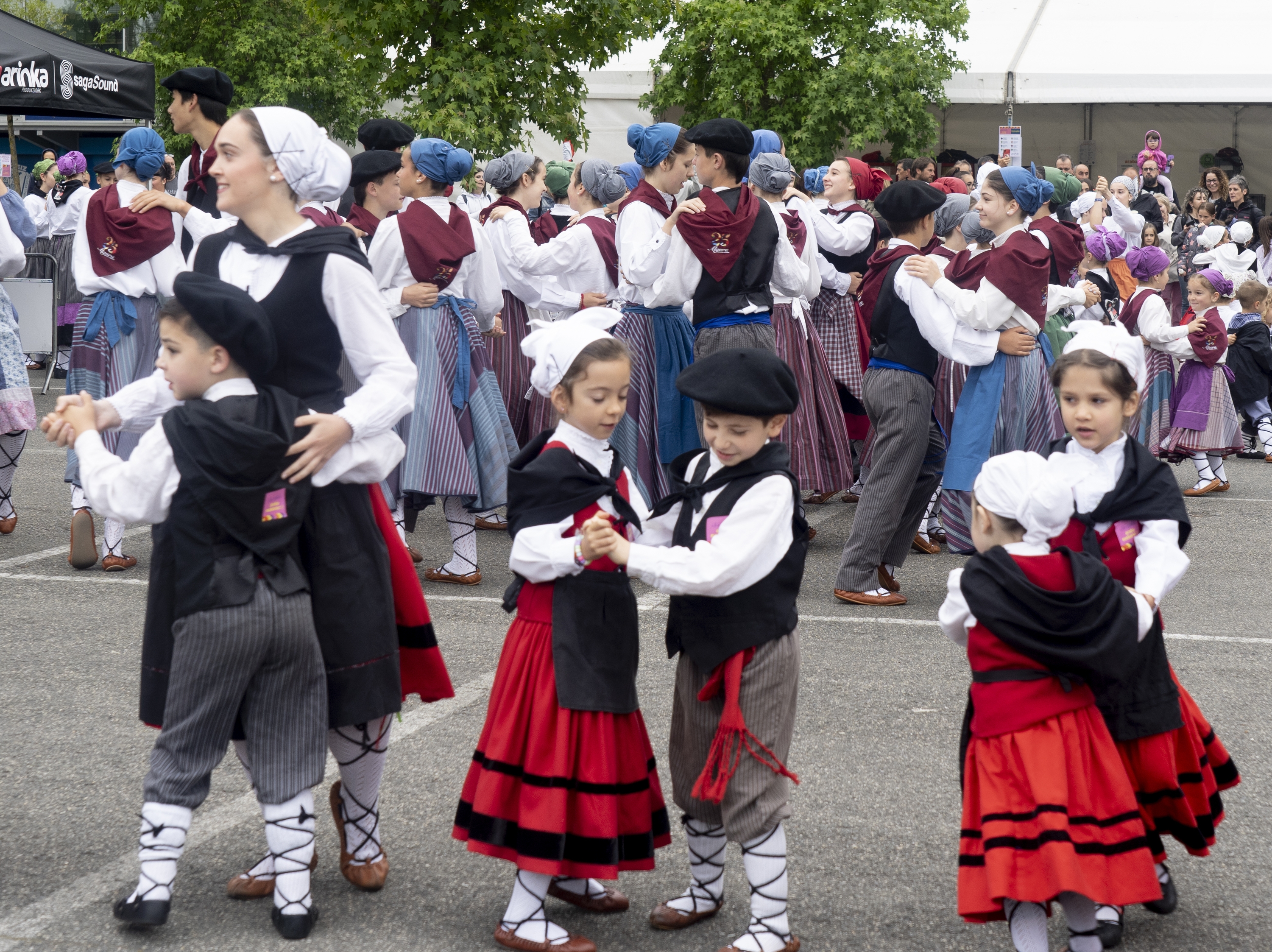 Euskal dantzak dantzatzen iaz. Araba Euskaraz-en. JAIZKI FONTANEDA / FOKU