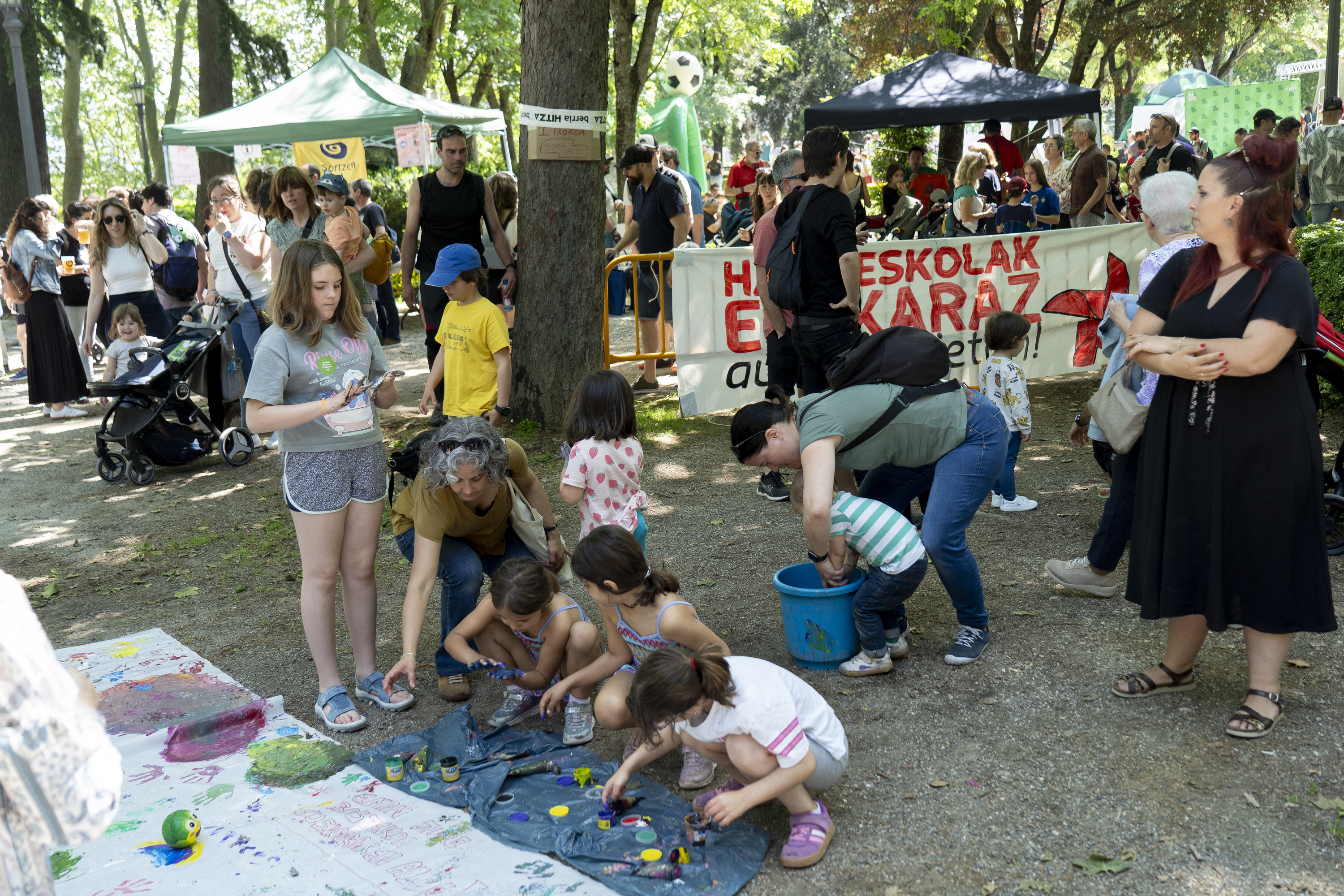 Umeak jolasean, Iruñean, Sortzen elkarteak antolatutako festa batean. IÑIGO URIZ / FOKU