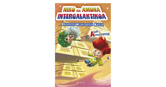 'Piramide hegalarien kasua' liburuaren azala.