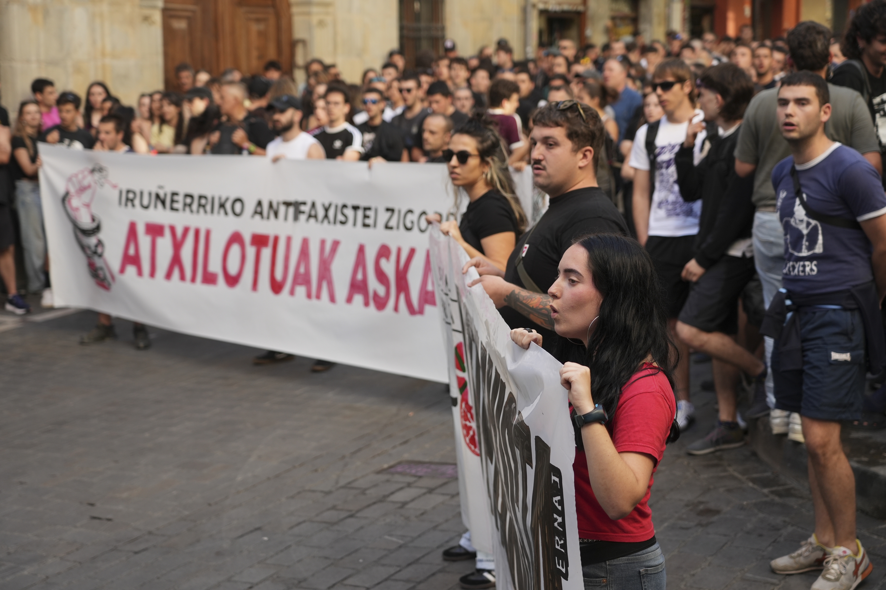 Espainiako Poliziak Iruñerrian atxilotutakoen aldeko protesta, atzo, Nabarreria plazan. JAGOBA MANTEROLA / FOKU