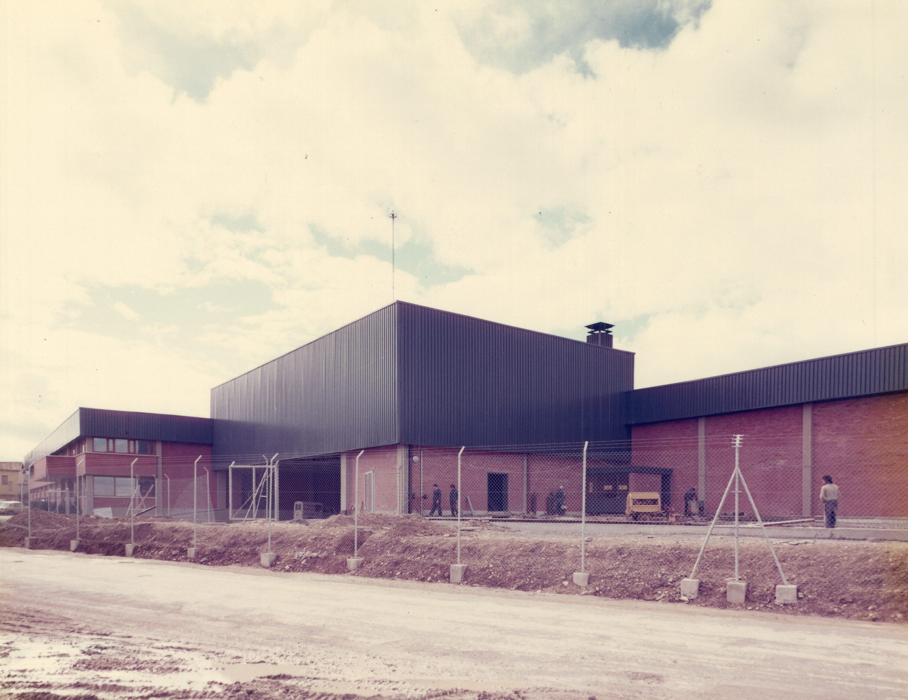 Fournier fabrika, eraiki berritan, 80ko hamarkadan. ARABAKO ARTXIBOA