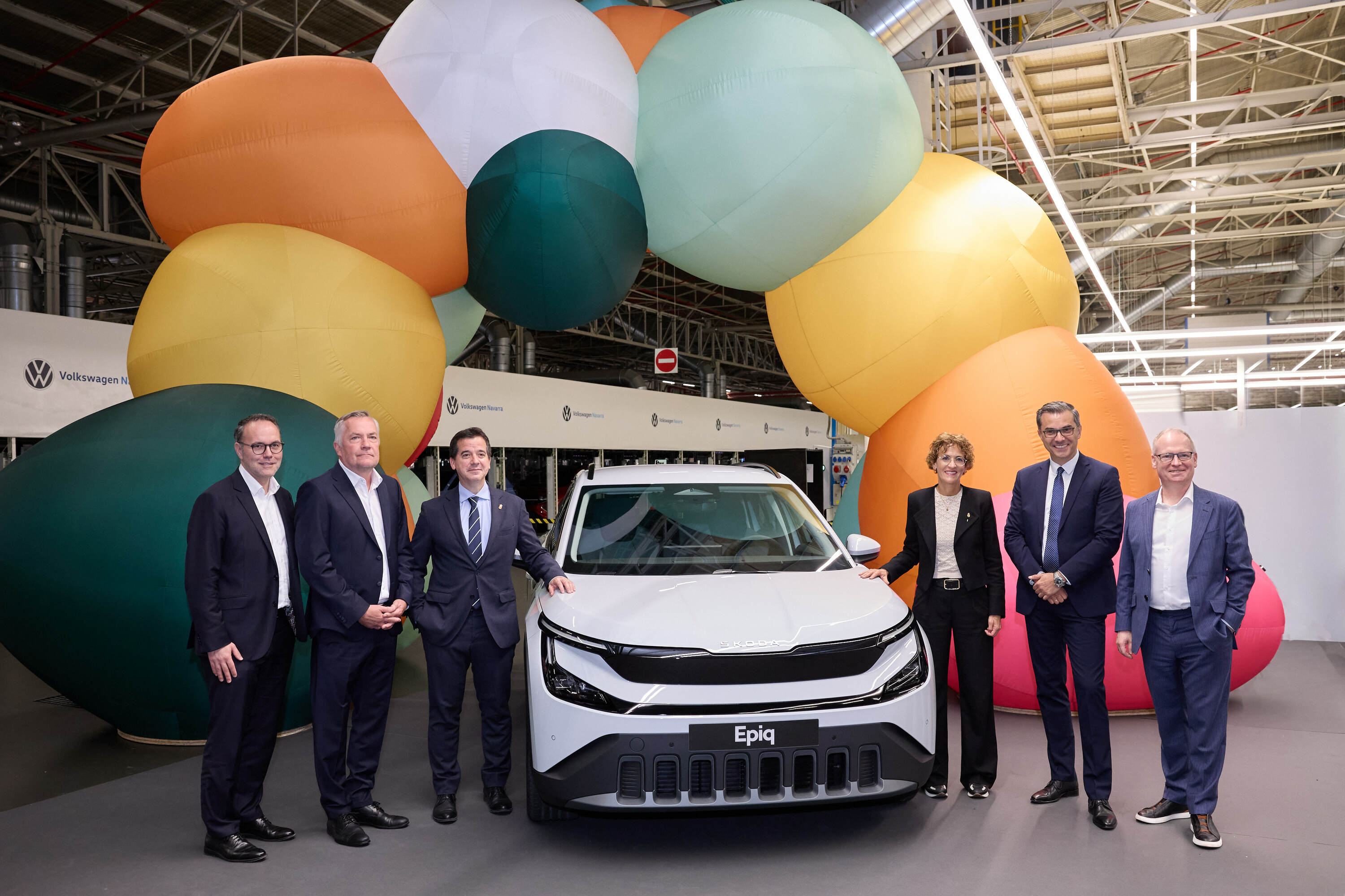 Landabenen ekoiztutako Skoda Epiq modeloko lehen ibilgailua, gaurko aurkezpenean. Mikel Irujo Nafarroako Industria kontseilaria eta Maria Txibite lehendakaria, Volkswageneko arduradunekin batera. JESUS GARZARON / VOLKSWAGEN