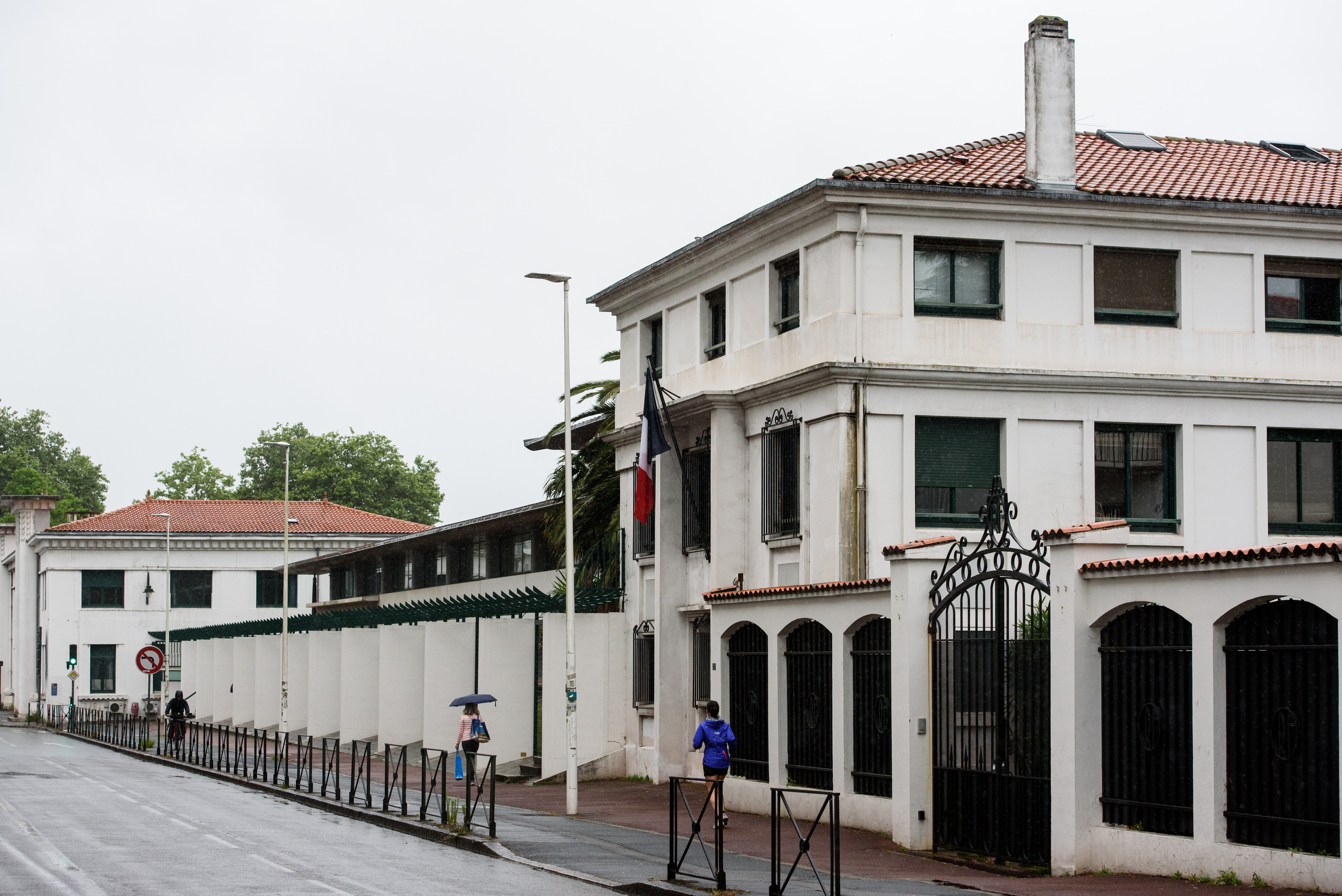 Baionako suprefetura, ostegun goiz honetan. GUILLAUME FAUVEAU