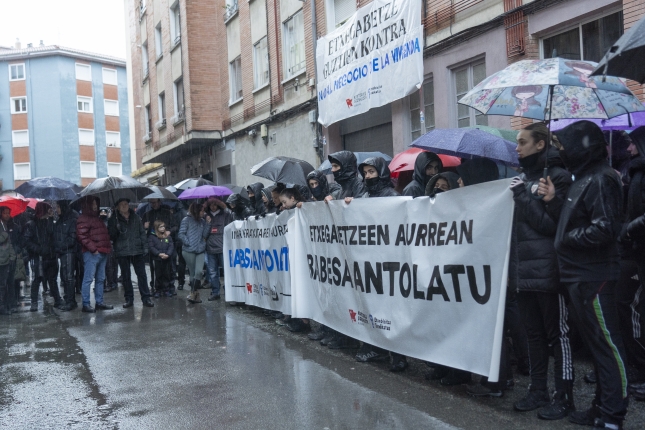 Emakume baten etxegabetzea gelditzeko elkarretaratzea Burlatan. IÑIGO URIZ / FOKU