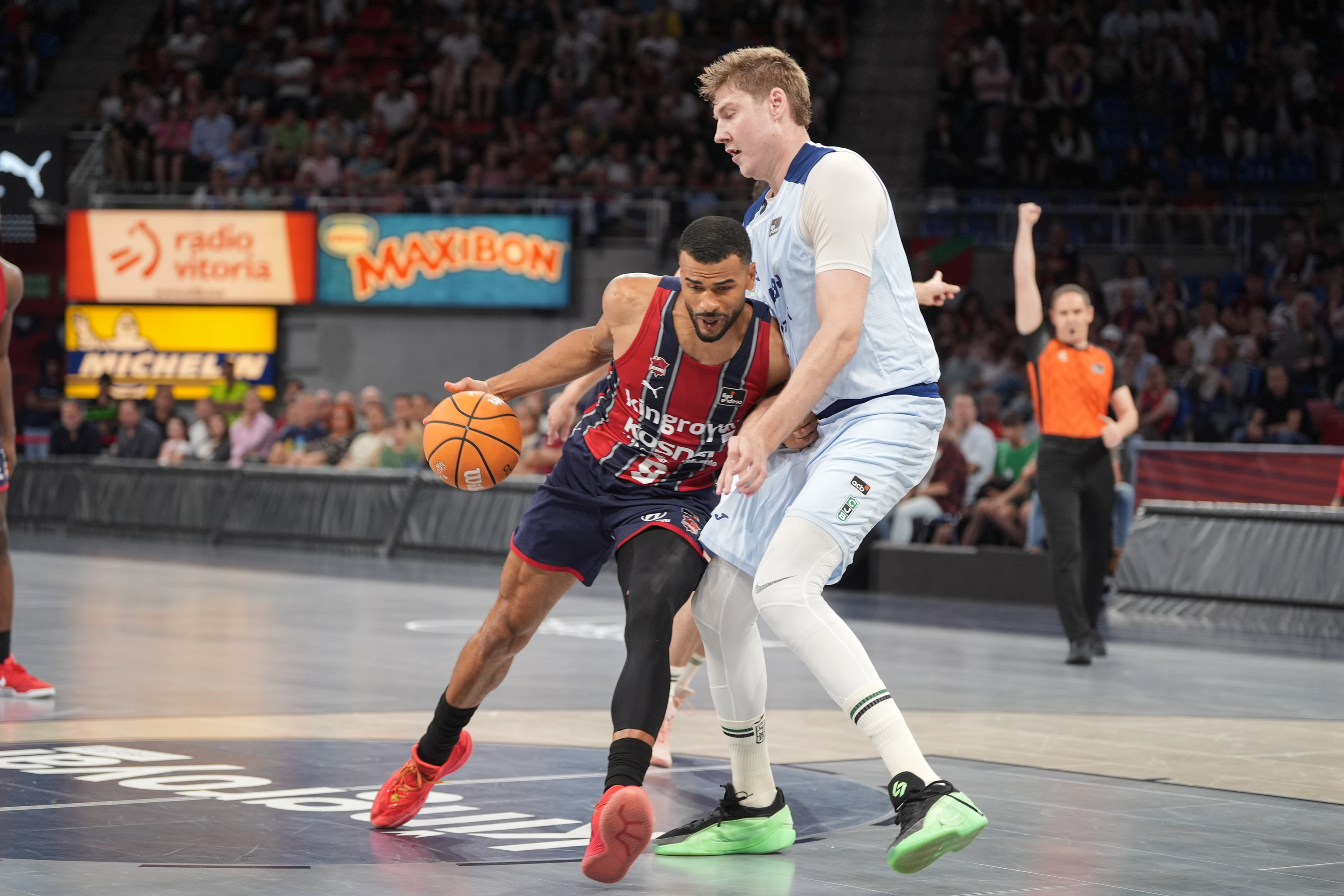 Baskoniako Luwawu-Cabarrot, baloia eskuan, aurrean Joventuteko Simon Birgander duela. ENDIKA PORTILLO / FOKU