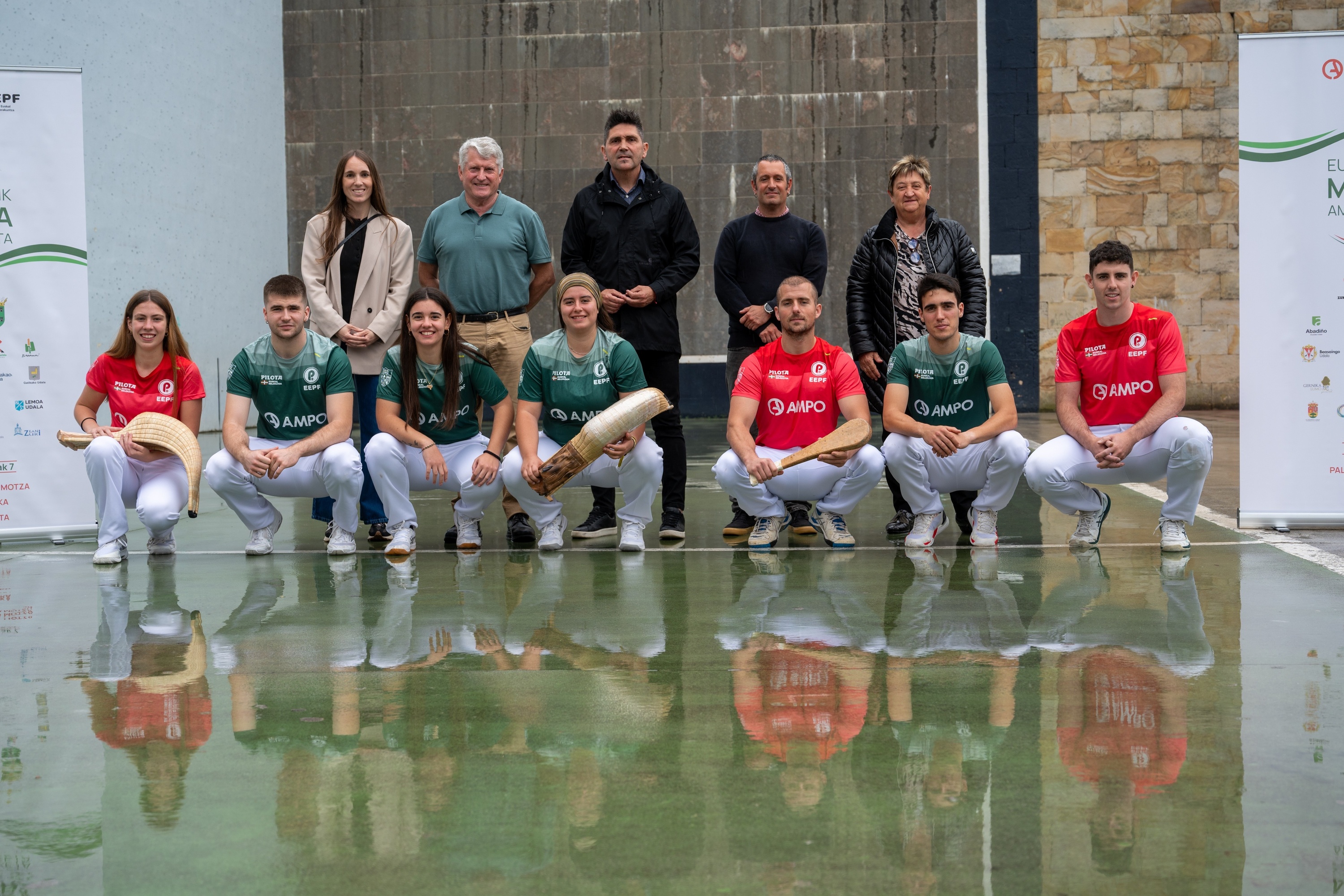 Pilota Federazioko kideak eta pilotariak gaur Zumarragan egindako aurkezpenean. GORKA RUBIO / FOKU
