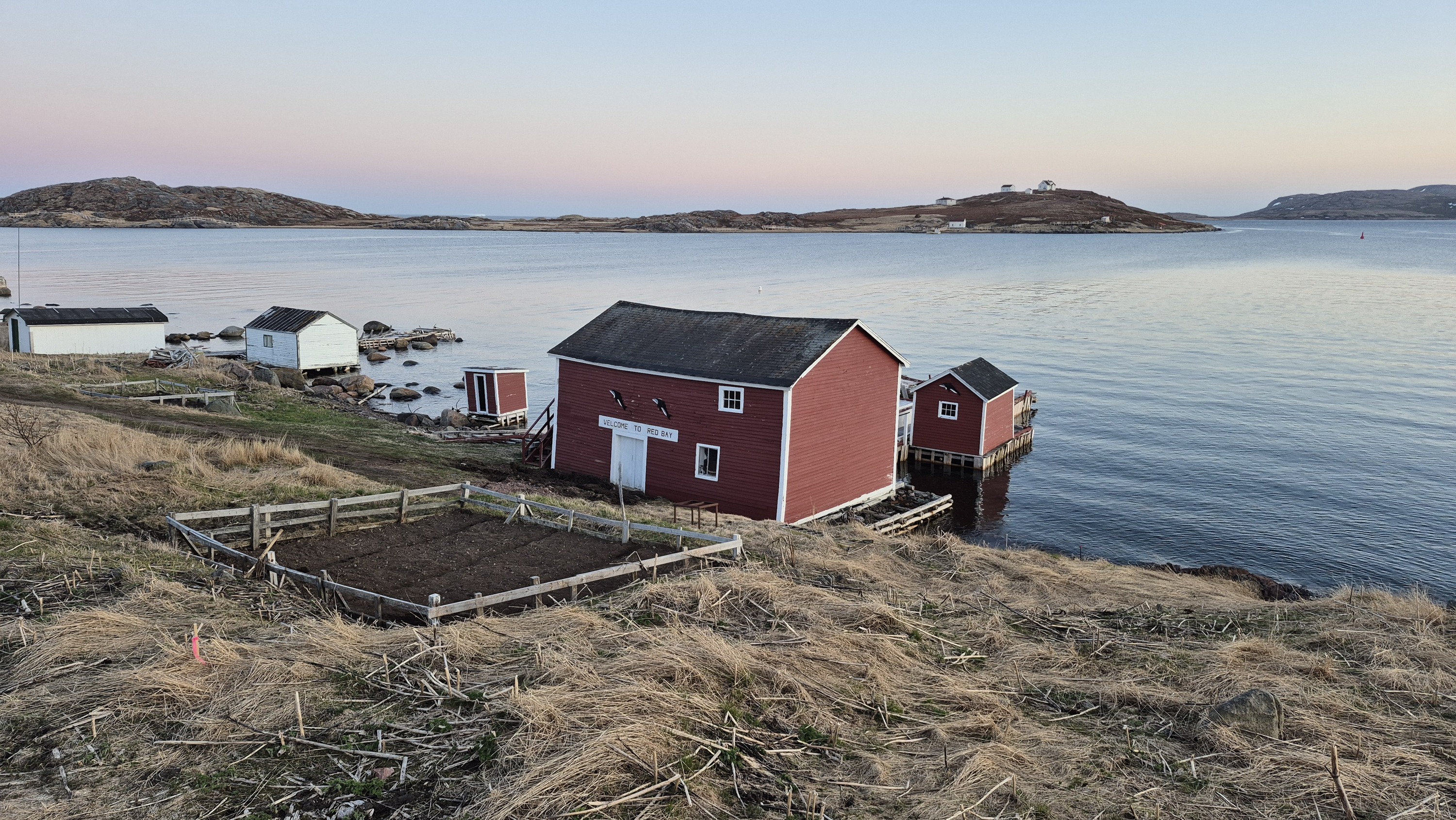 Red Bayko etxe gorri bat, eta Saddle Island atzean. ENEKOITZ TELLERIA