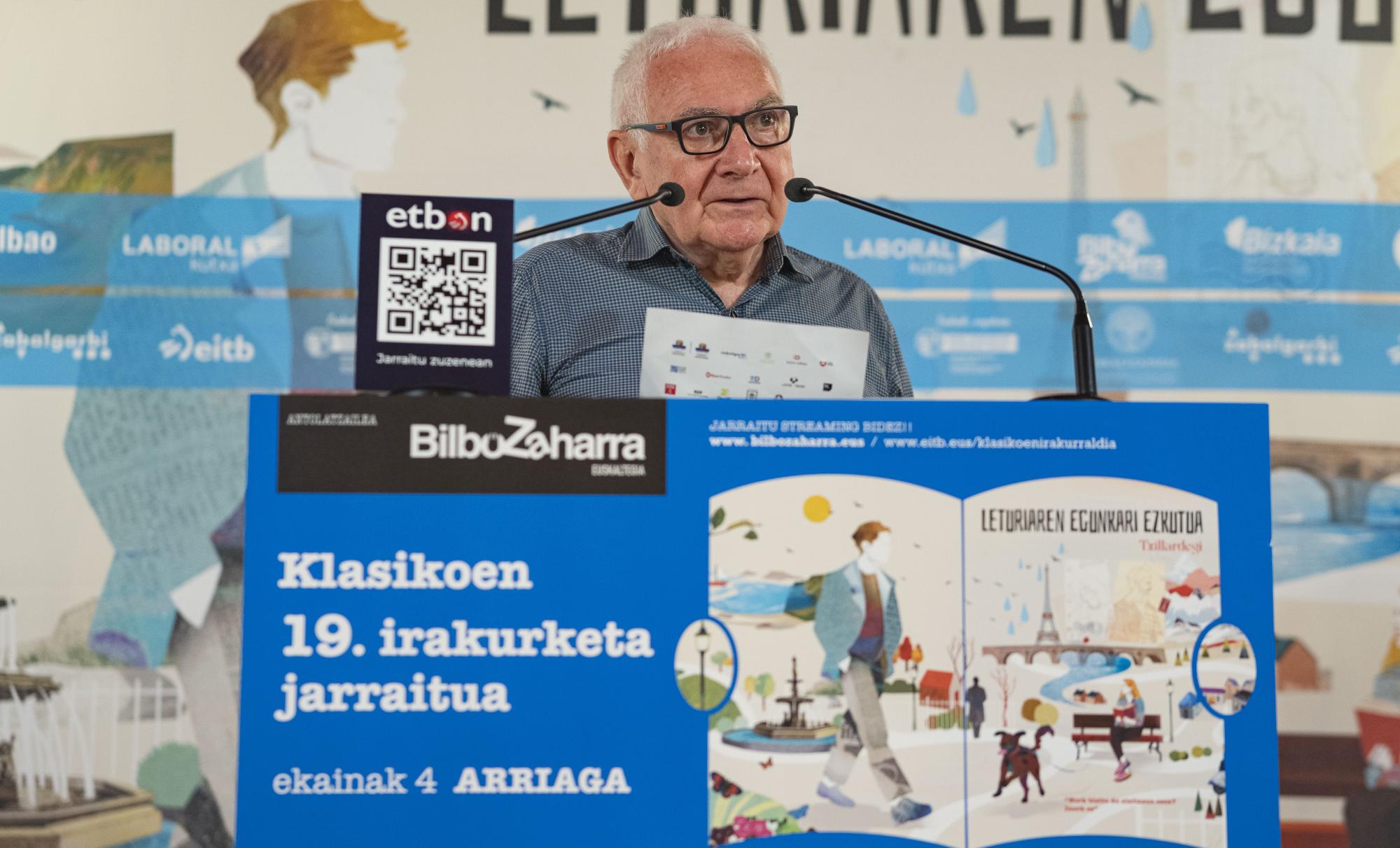 Joseba Sarrionandia idazlea, gaur, Bilboko Arriaga antzokian egin duten irakurraldian. ARITZ LOIOLA / FOKU