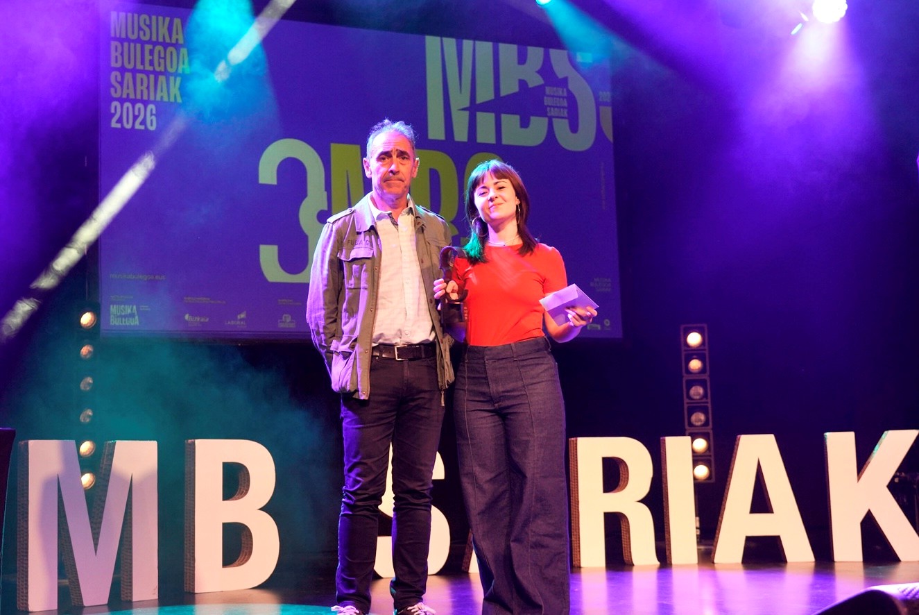 Olaia Inziarte, Euskal Herriko Musika Bulegoak emandako garaikurra eskuetan, Atabal aretoan. EHMB