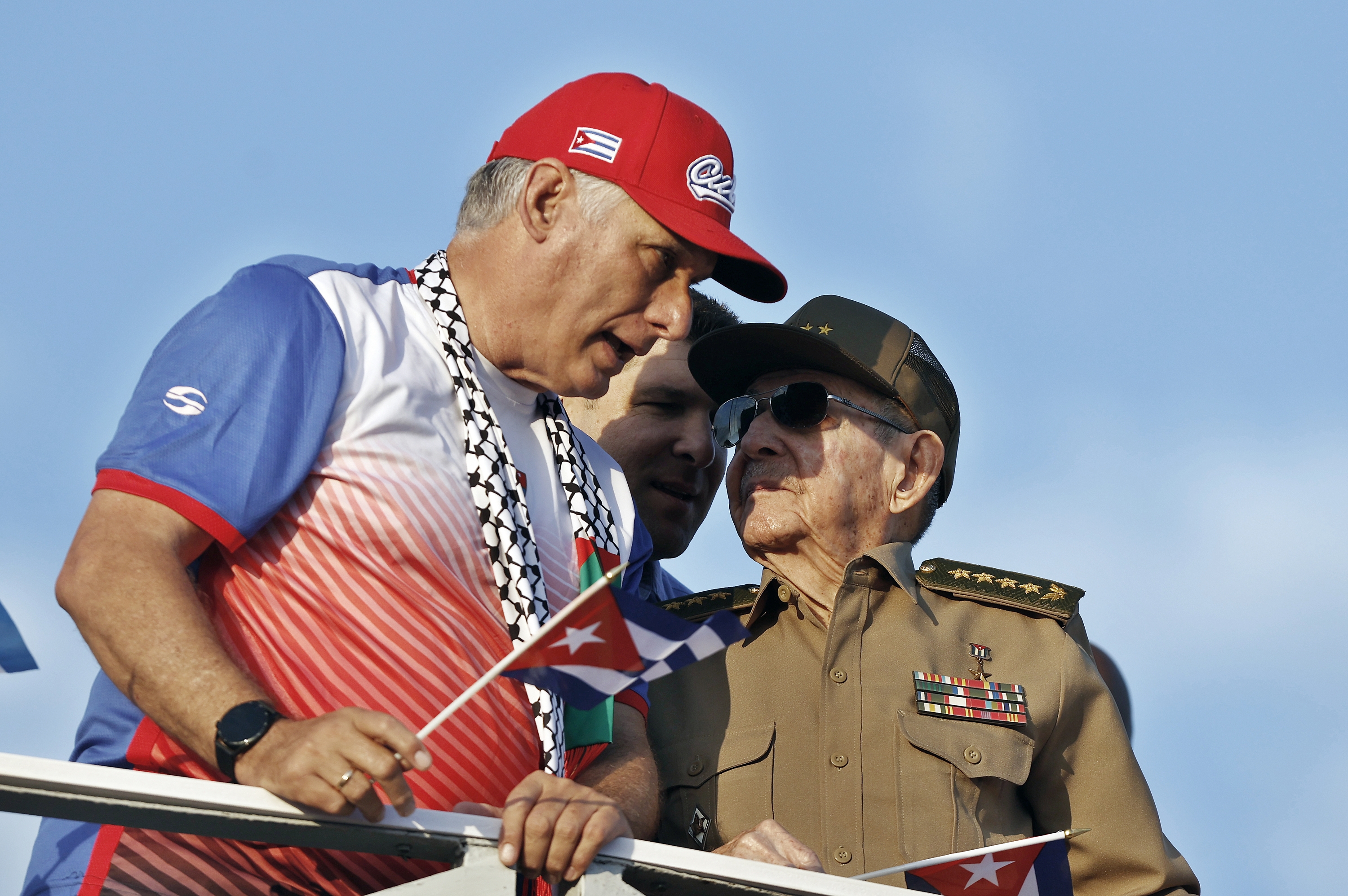 Miguel Diaz-Canel Kubako presidentea eta Raul Castro presidente ohia iazko Maiatzaren Leheneko ospakizunetan, Habanan. ERNESTO MASTRASCUSA / EFE