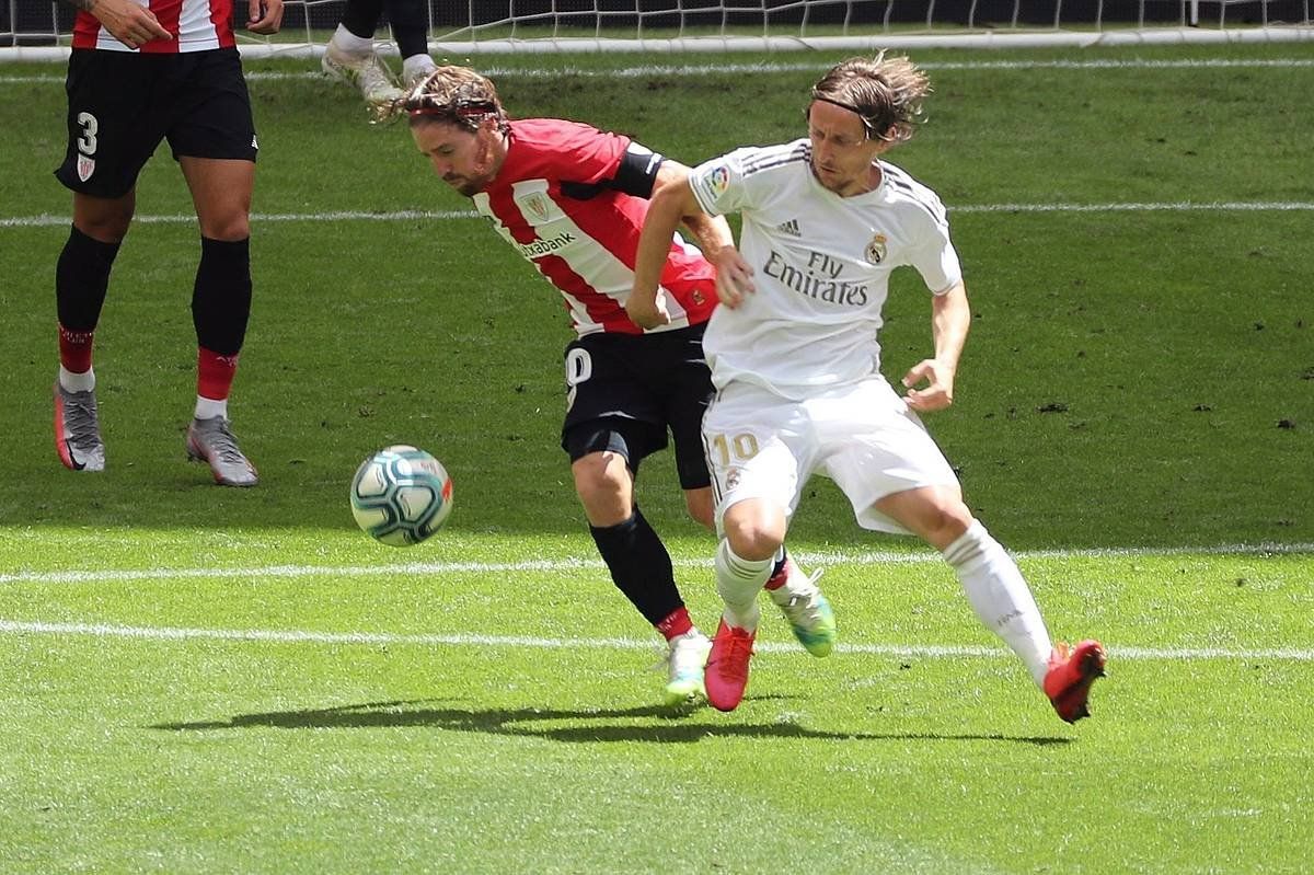 Iker Muniain eta Luca Modric, baloi bat lehiatzen. Jokalari nafarra izan da Athleticen pizgarria lehen zatian. LUIS TEJIDO / EFE