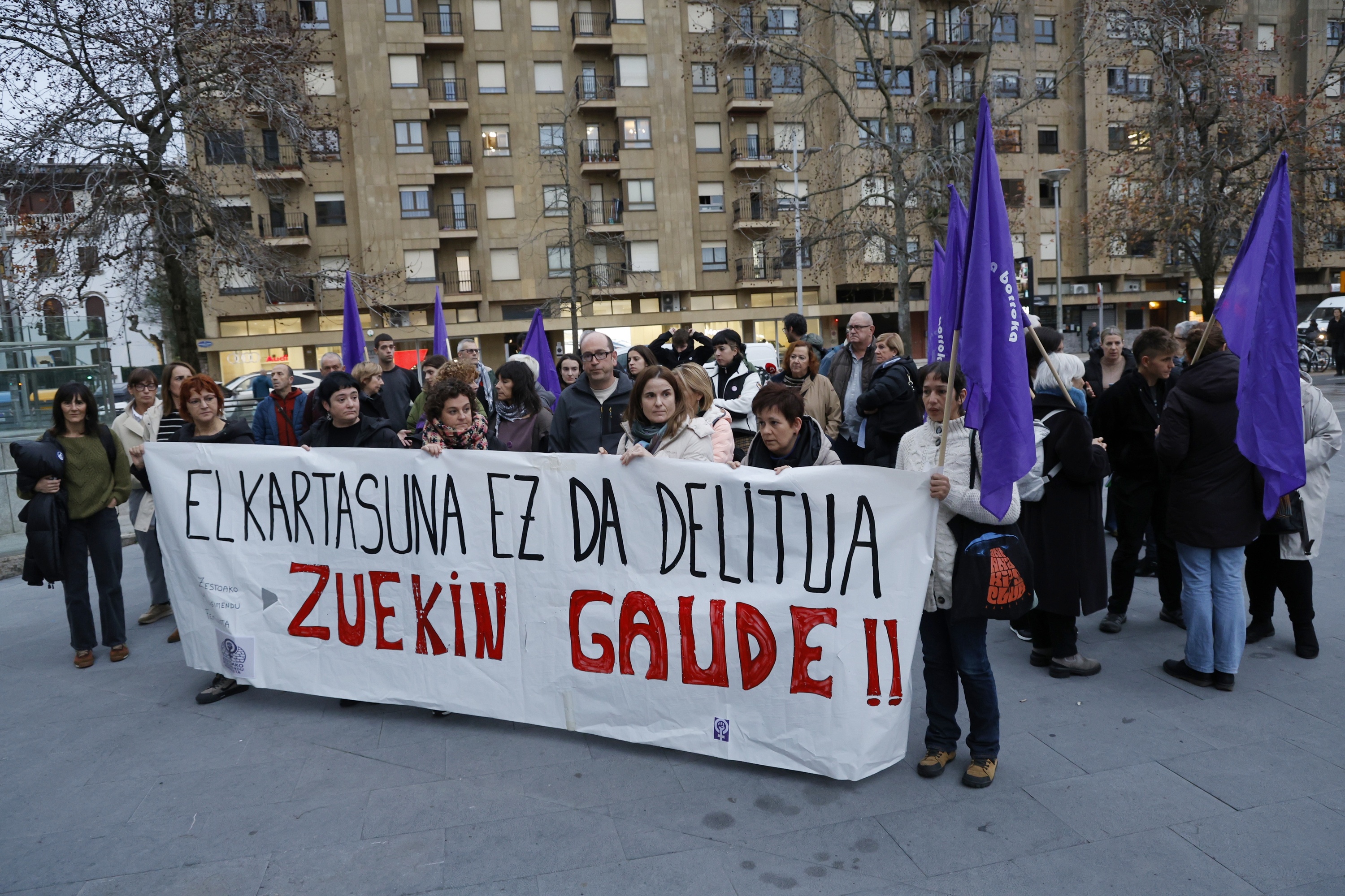  Epaiketa emakume bati elkartasuna adierazteagatik, irudian elkarretaratzea.
