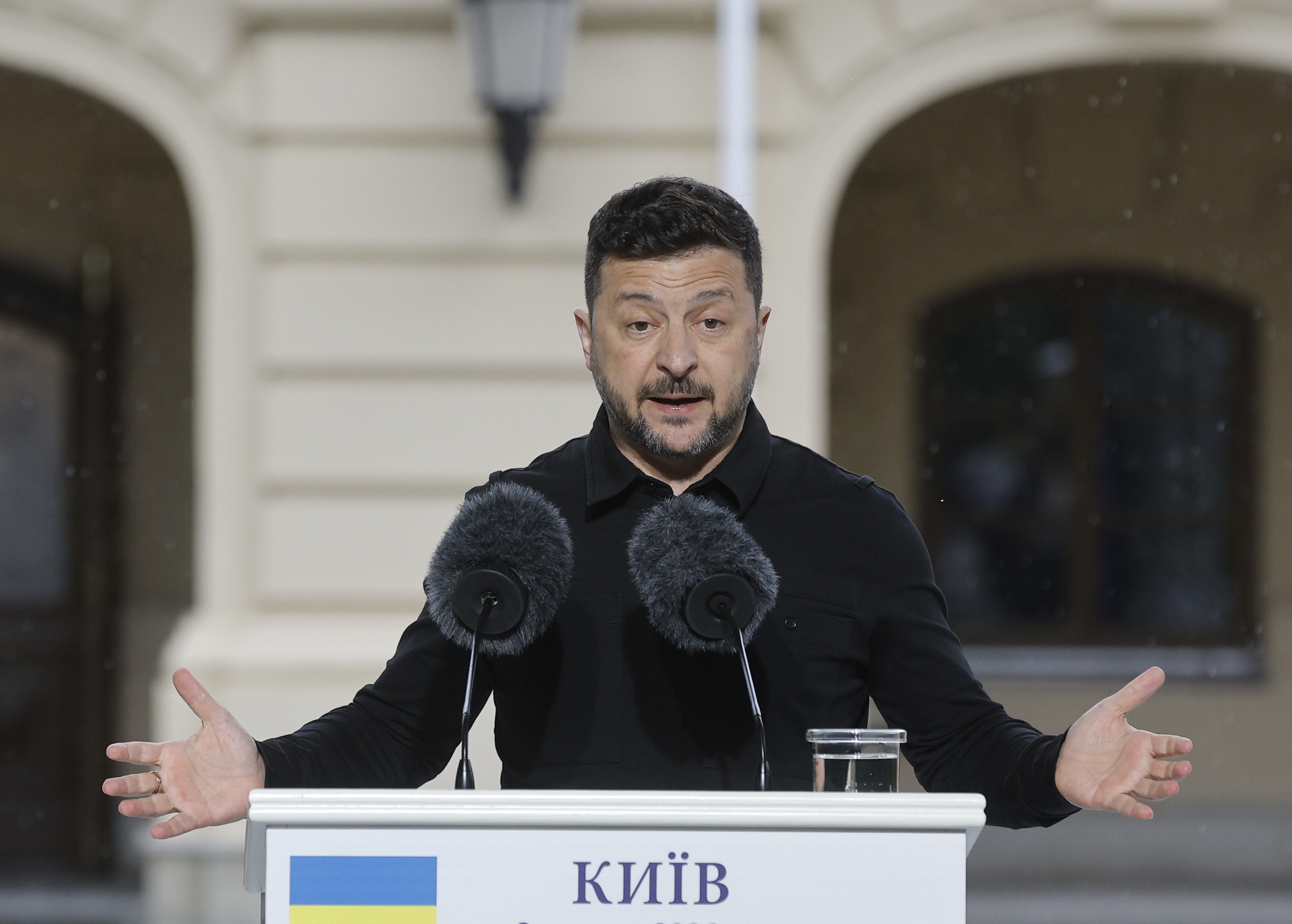Zelenski, asteazkenean, Kieven, NATOko idazkari nagusi Mark Rutterekin bilera egin berritan emandako prentsaurrekoan. SERGEY DOLZHENKO / EFE