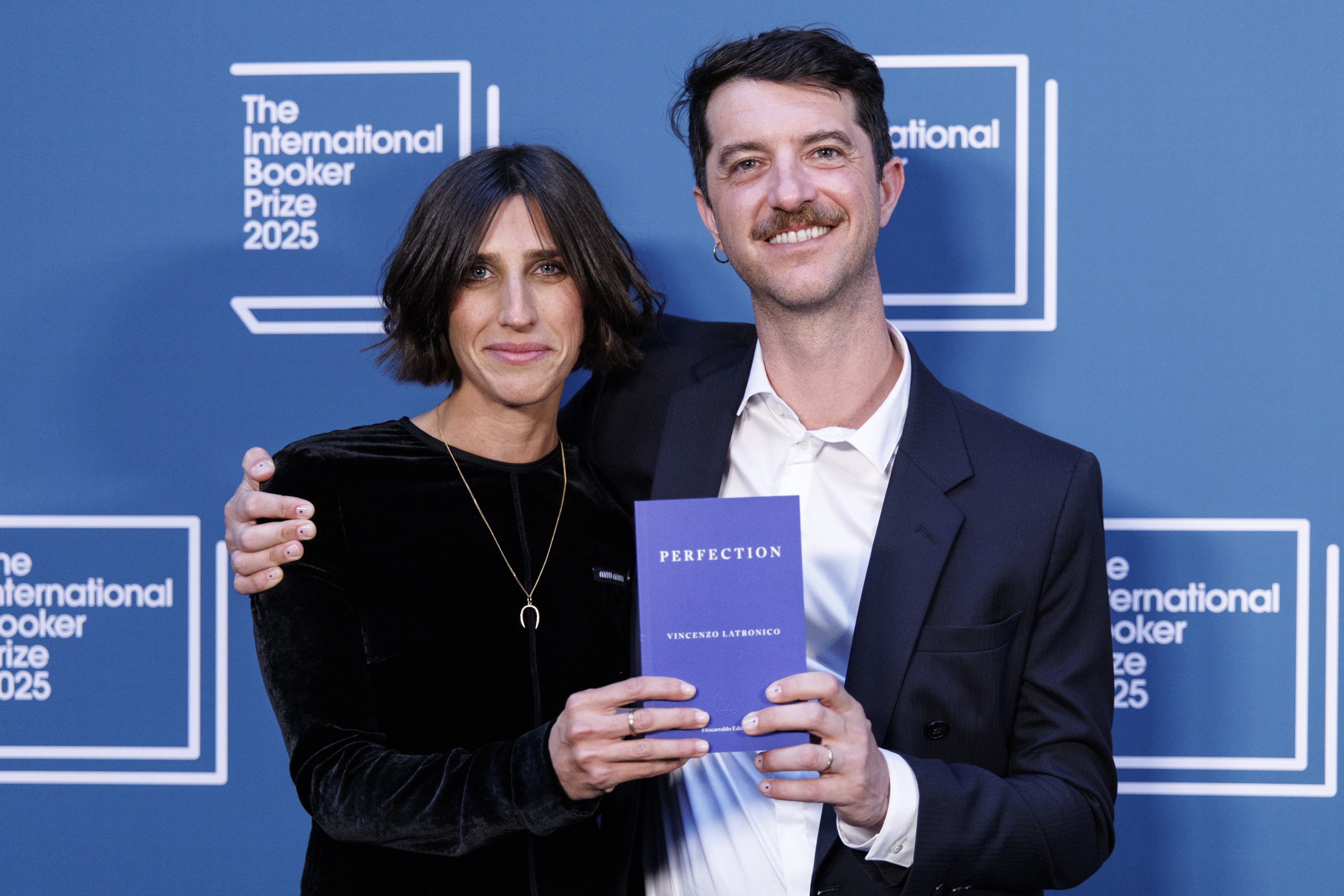 Sophie Hughes itzultzailea eta Vincenzo Latronico idazlea, International Booker Prize sariak banatzeko ekitaldian, iaz, Londresen. TOLGA AKMEN / EFE 