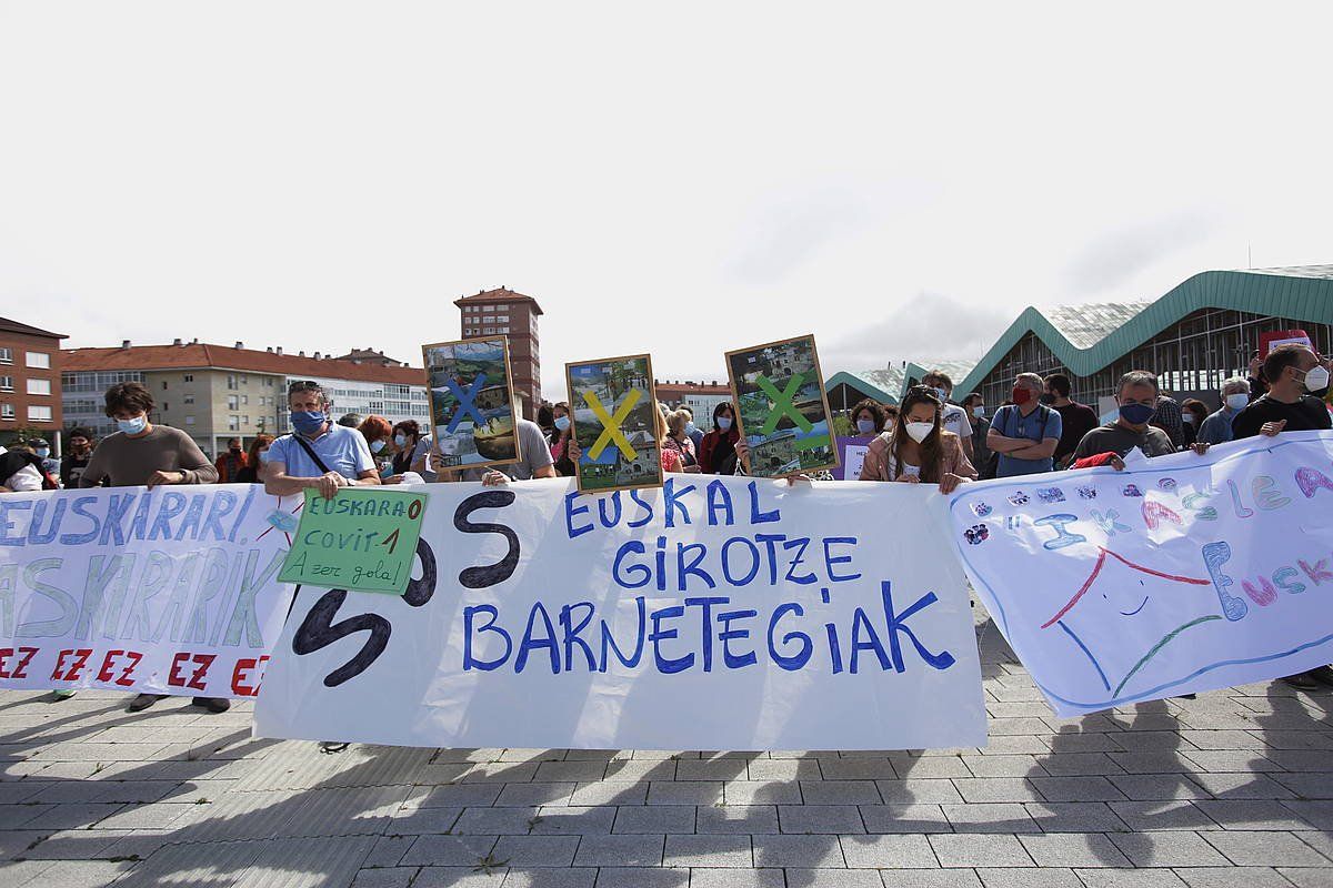 Iraleko eta euskal girotzebarnetegietako langileen elkarretaratzea, gaur goizean, Gasteizen. ENDIKA PORTILLO / FOKU