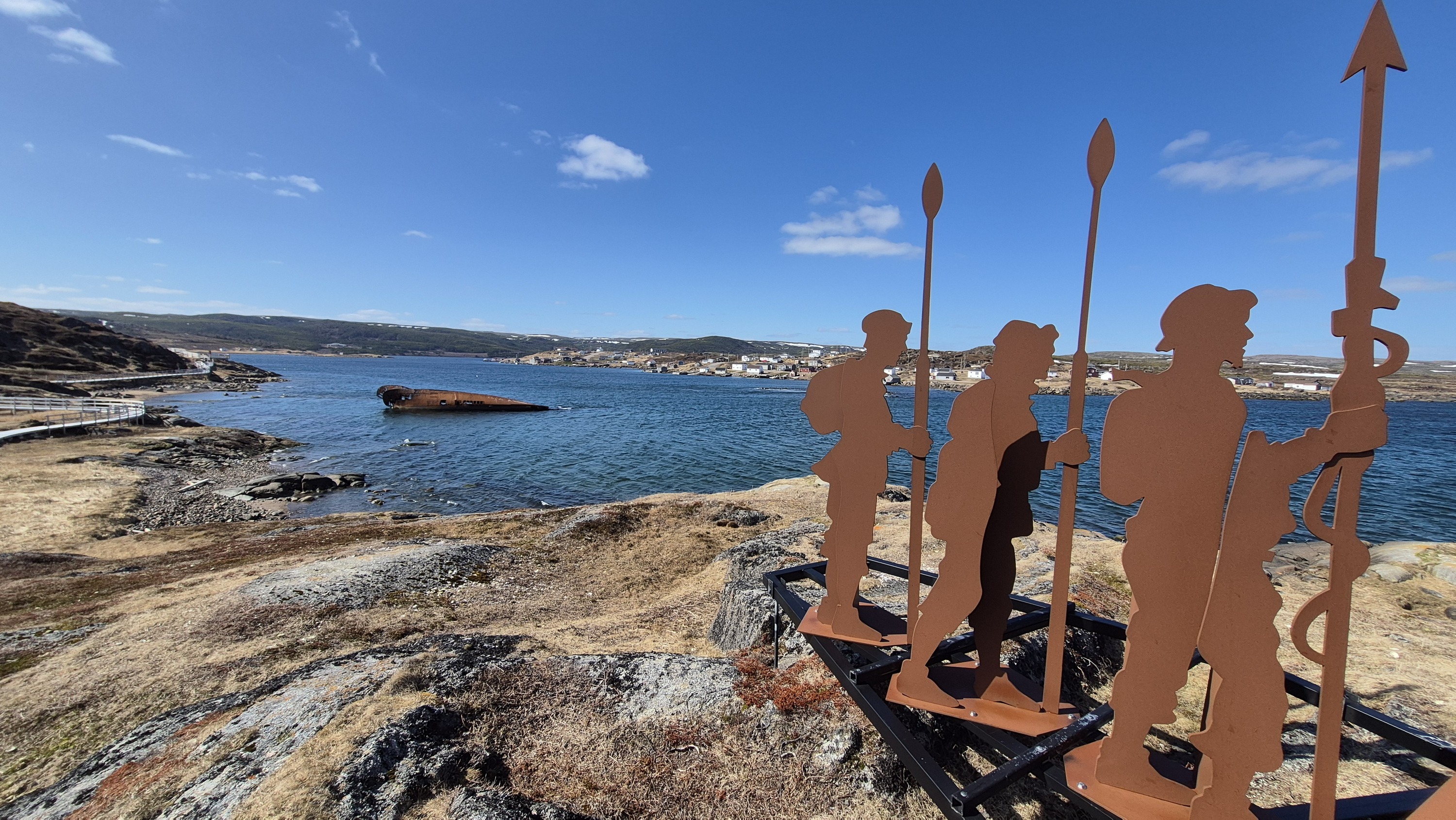 Euskal baleazaleen omenez jarritako eskultura, Saddle Islanden. Urrutira hondartuta ikusten dena 'Bernie' zamaontzia da. ENEKOITZ TELLERIA
