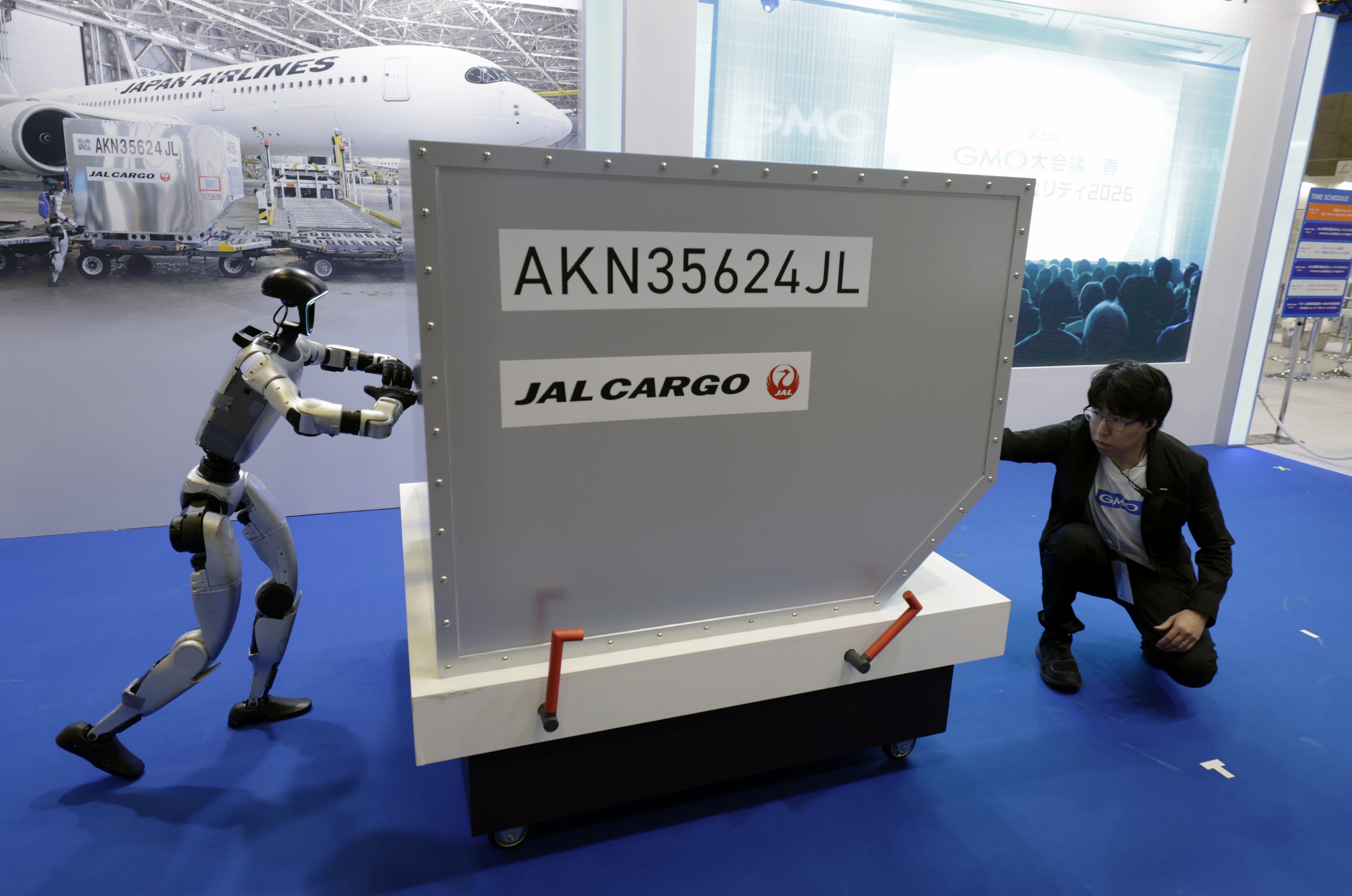 Robot bat hegazkin baterako kargari bultza egiten, robotika azoka batean, Chiba hirian, ekainaren hasieran. FRANCK ROBICHON / EFE
