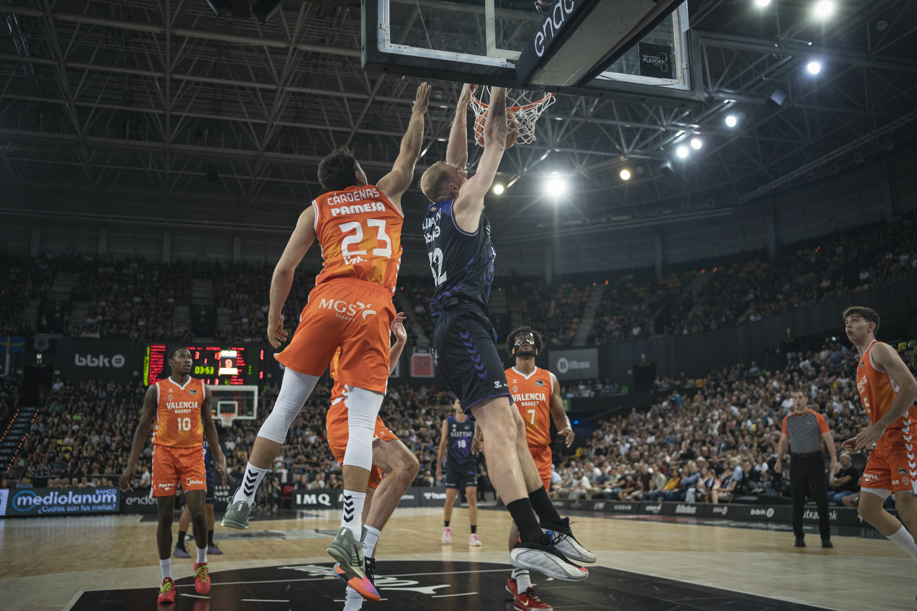 Hlinason Bilbo Basketeko jokalaria mate bat egiten, gaur, Miribillan. ARITZ LOIOLA / FOKU