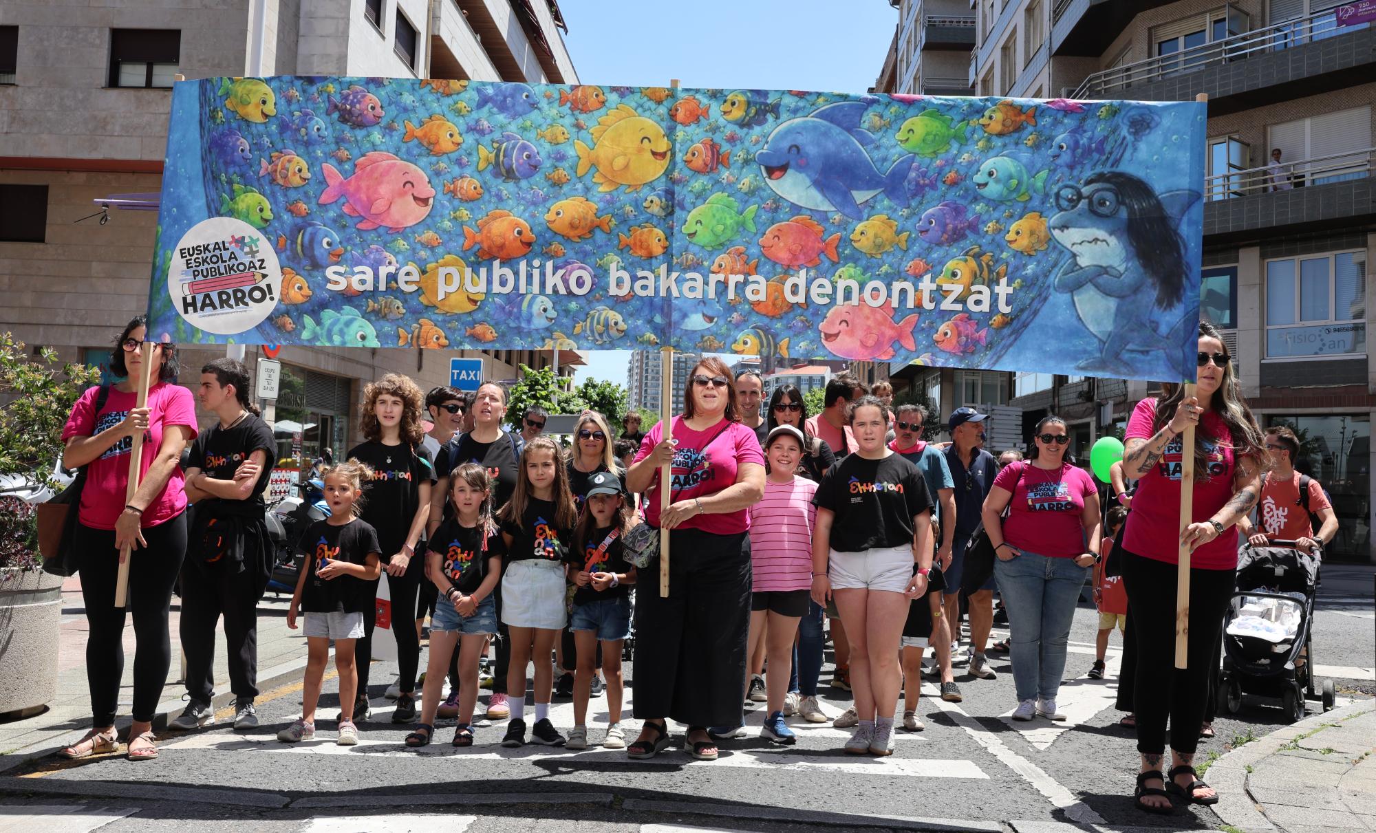 Euskal Eskola Publikoaz Harro mugimenduaren kalejira aldarrikatzailea, gaur eguerdian, Santurtzin. OSKAR MATXIN EDESA / FOKU