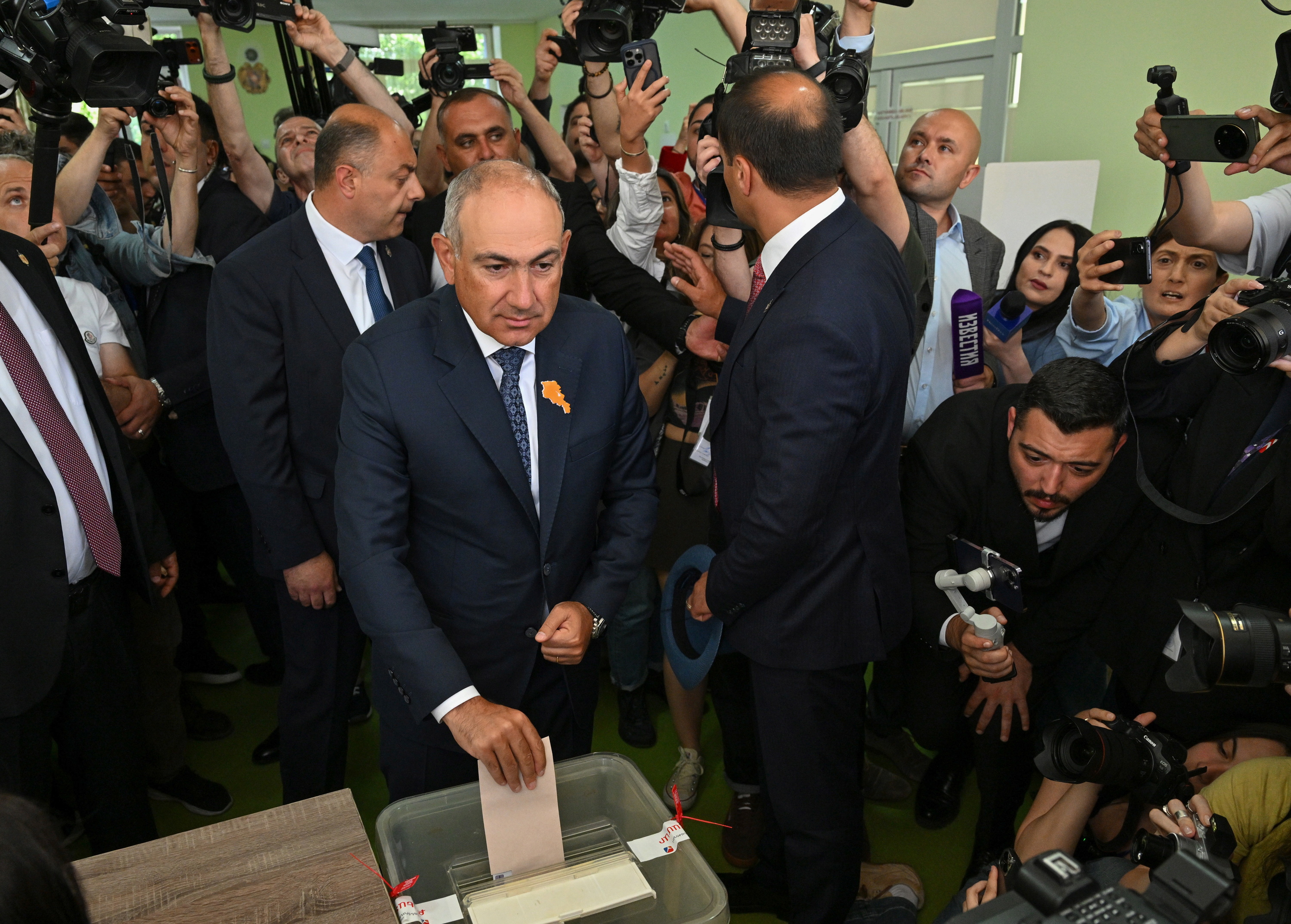Nikol Paxinian Armeniako lehen ministroa, atzo, botoa emateko momentuan. EFE