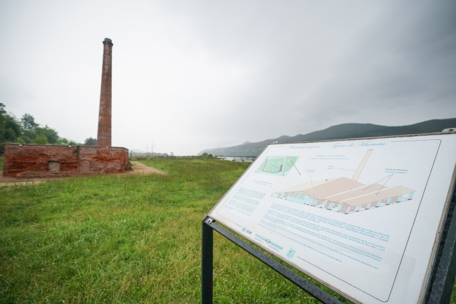 Muruetako teila fabrika zaharreko tximinia eta Hoffmann motako balea, 2023an. ENDIKA PORTILLO / FORU