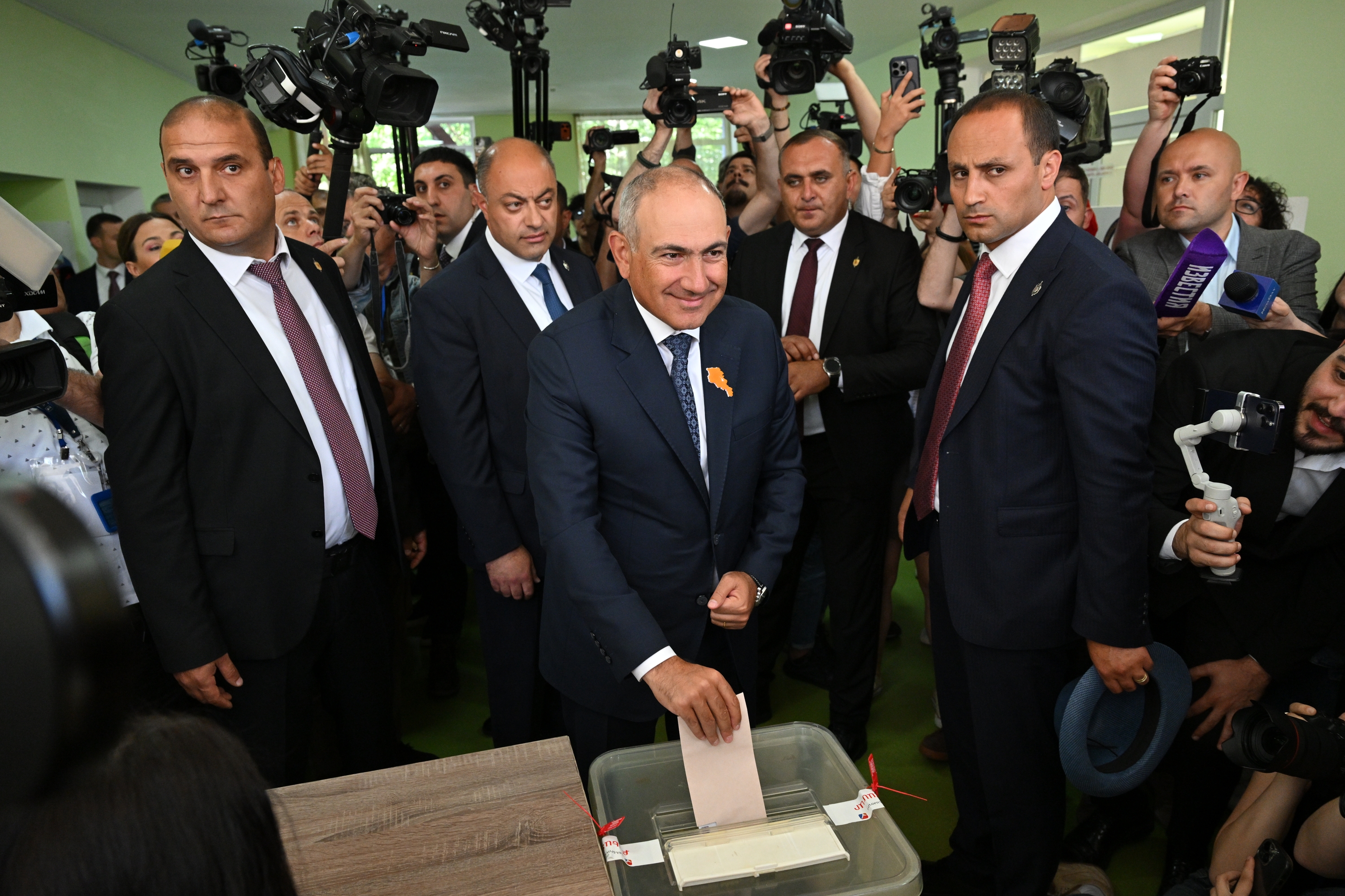 Nikol Paxinian Armeniako lehen ministroa, atzo, botoa emateko momentuan. HAIK MANUKIAN / EFE