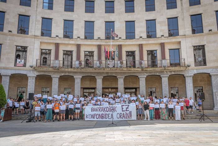 Laudio Goikoa eraikinaren itxieraren aurkako protesta, joan den hilean, artxiboko irudi batean. AIARALDEA