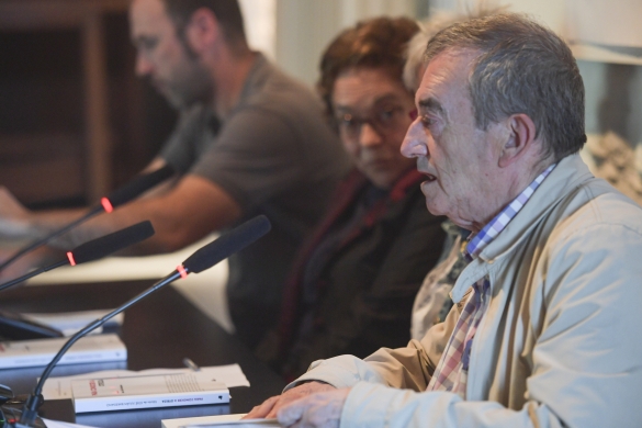 Jose Julian Bakedano Altzuzan, ondoan Jaione Apalategi —irudian ezkutatua dago—, Pilar Oteiza eta Lander Majuelo dituela. IDOIA ZABALETA / FOKU