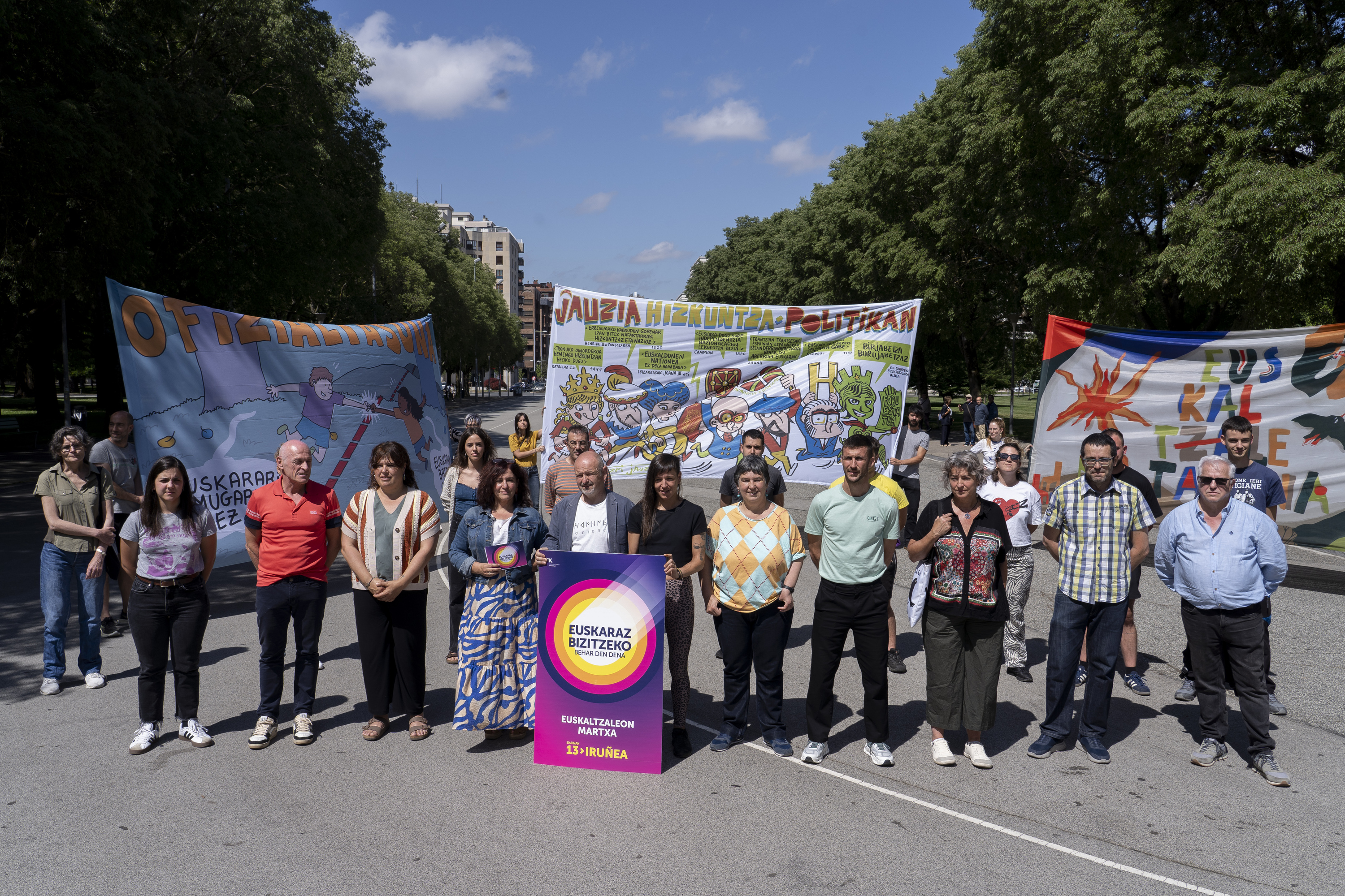 Euskaltzaleon Martxan erabiliko dituzten pankartak aurkeztu dituzte gaur Iruñeko Antoniutti parkean. IÑIGO URIZ / FOKU