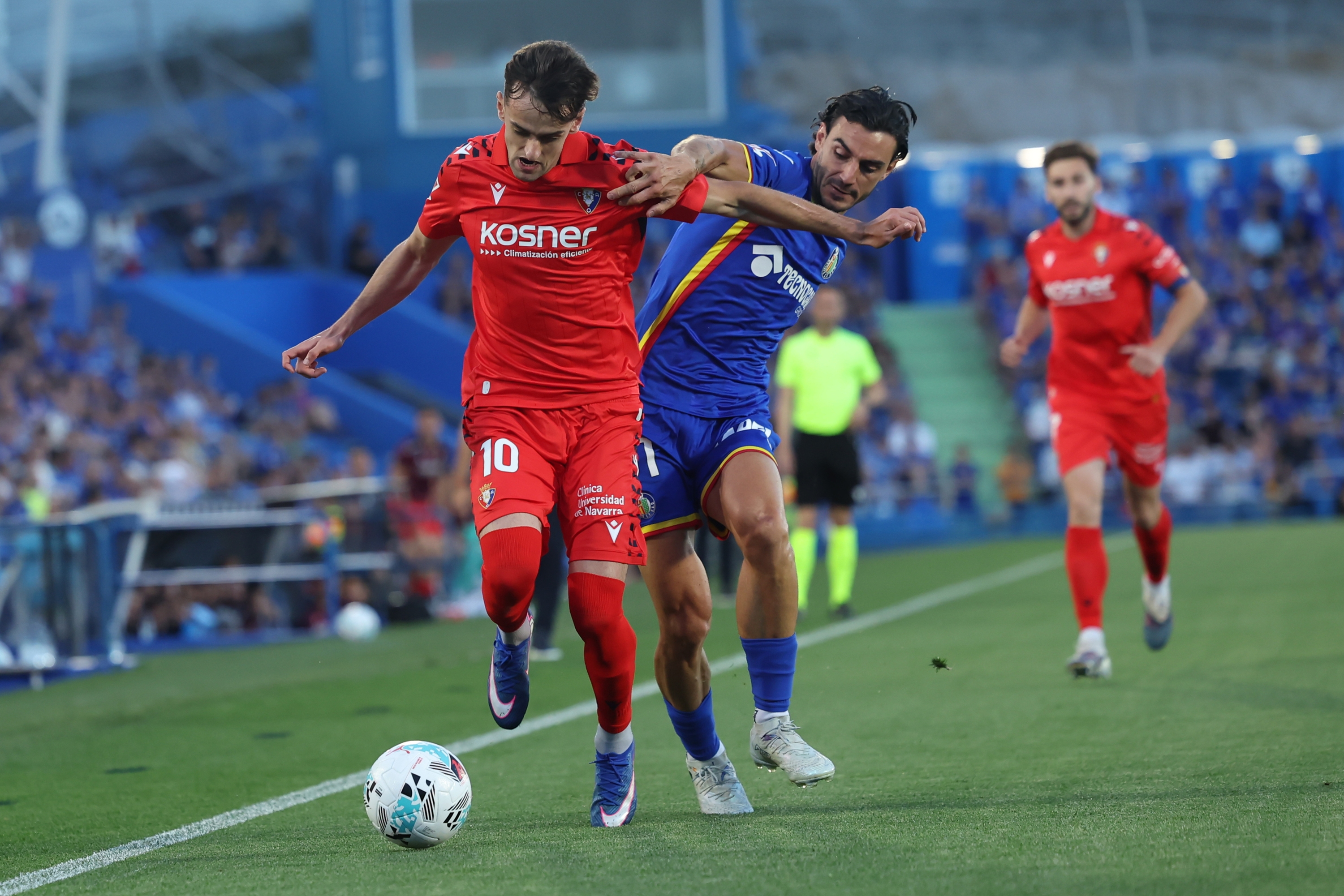 Osasunako Aimar Oroz, Getafeko Juan Iglesiasi aurrea hartzen, ligako azken partidan. KIKO HUESCA / EFE
